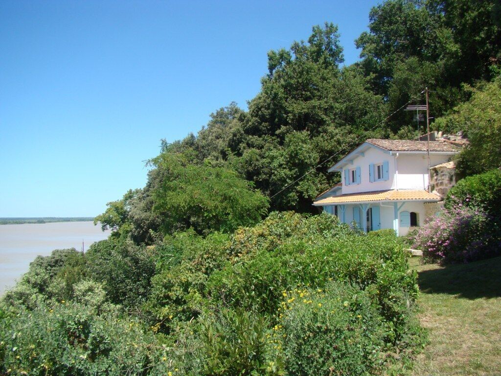 House in a cliff facing the Gironde estuary