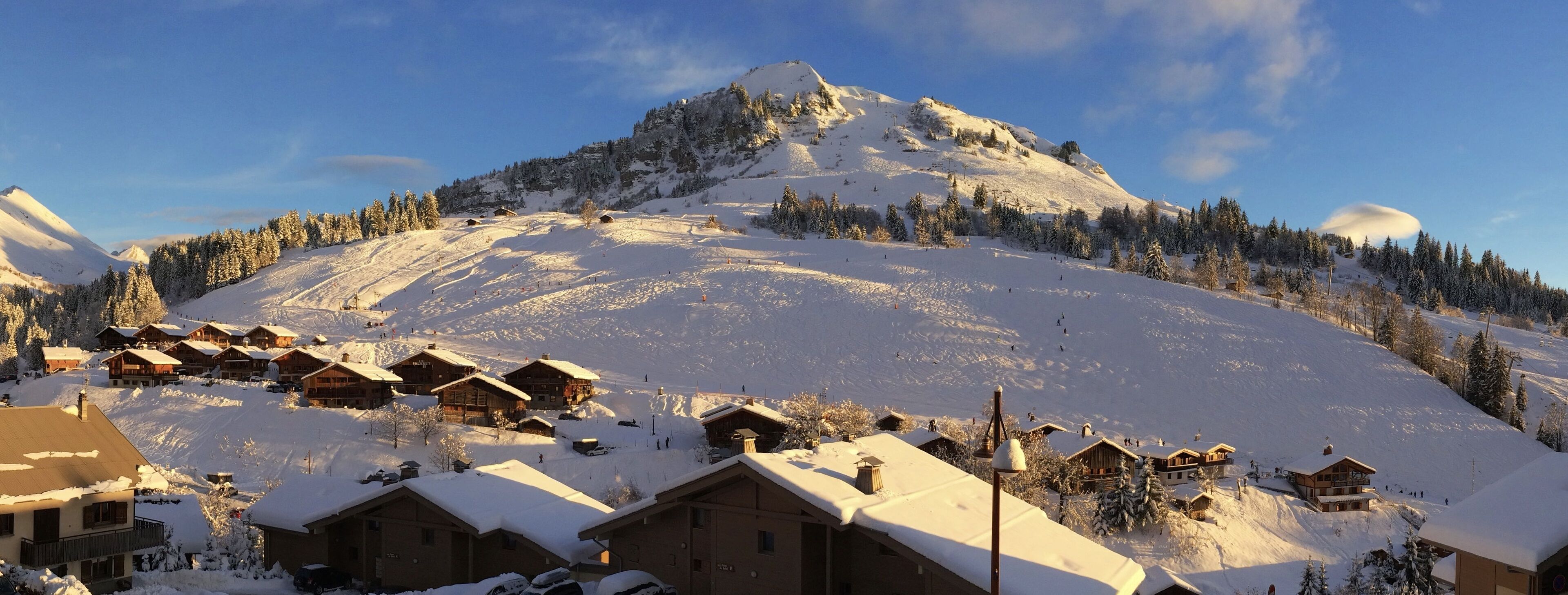 Luxury apartment with heated swimming pool, facing the slopes, sleeps 8