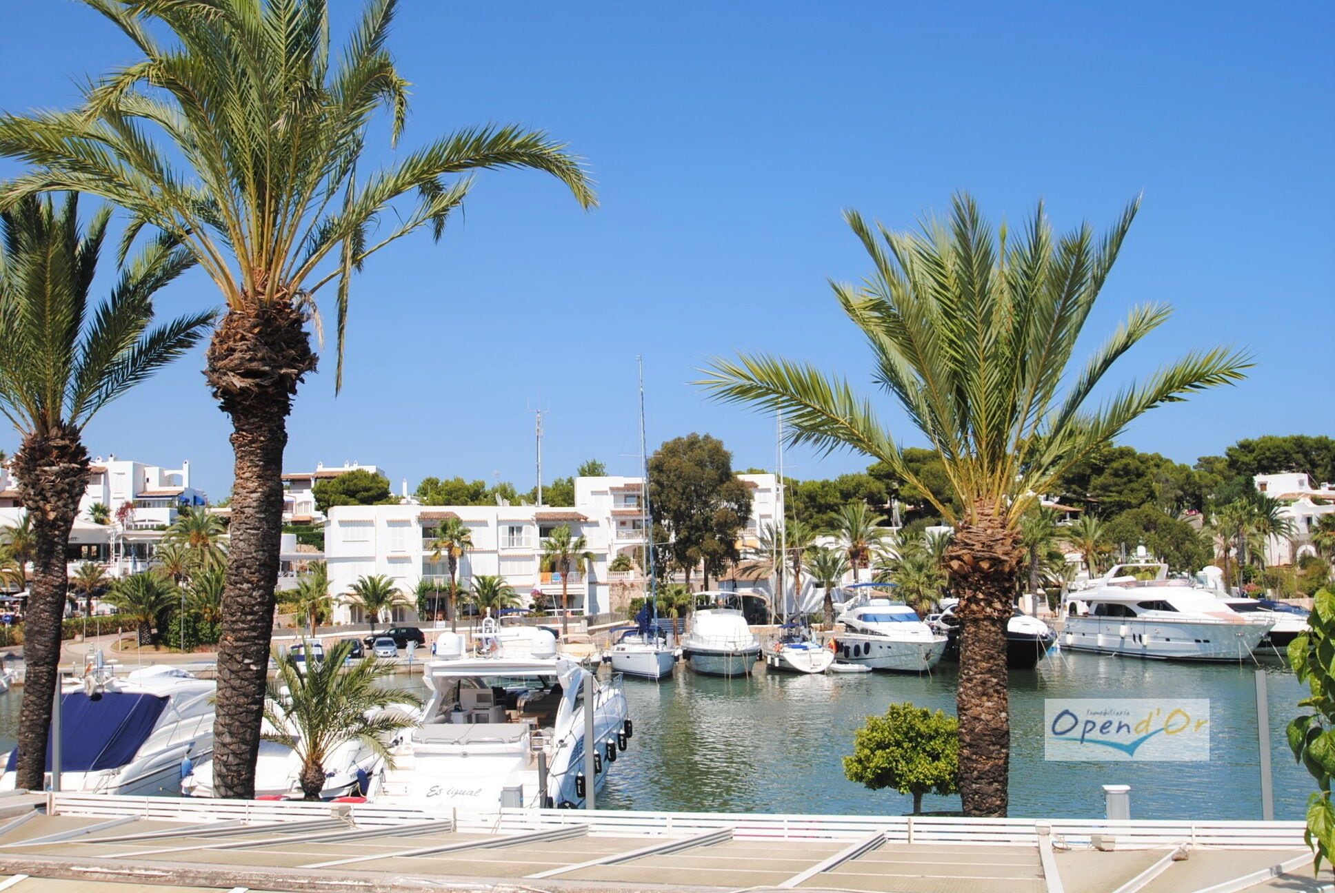 Apartment in Prime Marina Location with Views Overlooking the Marina & Coast