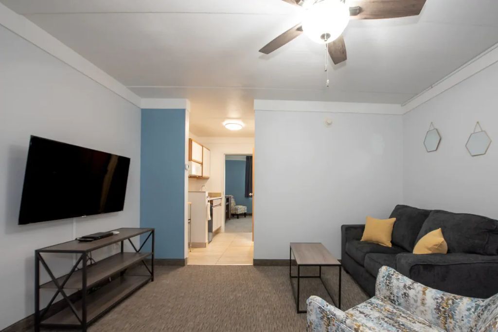 Modern Studio Apartment w/Kitchenette