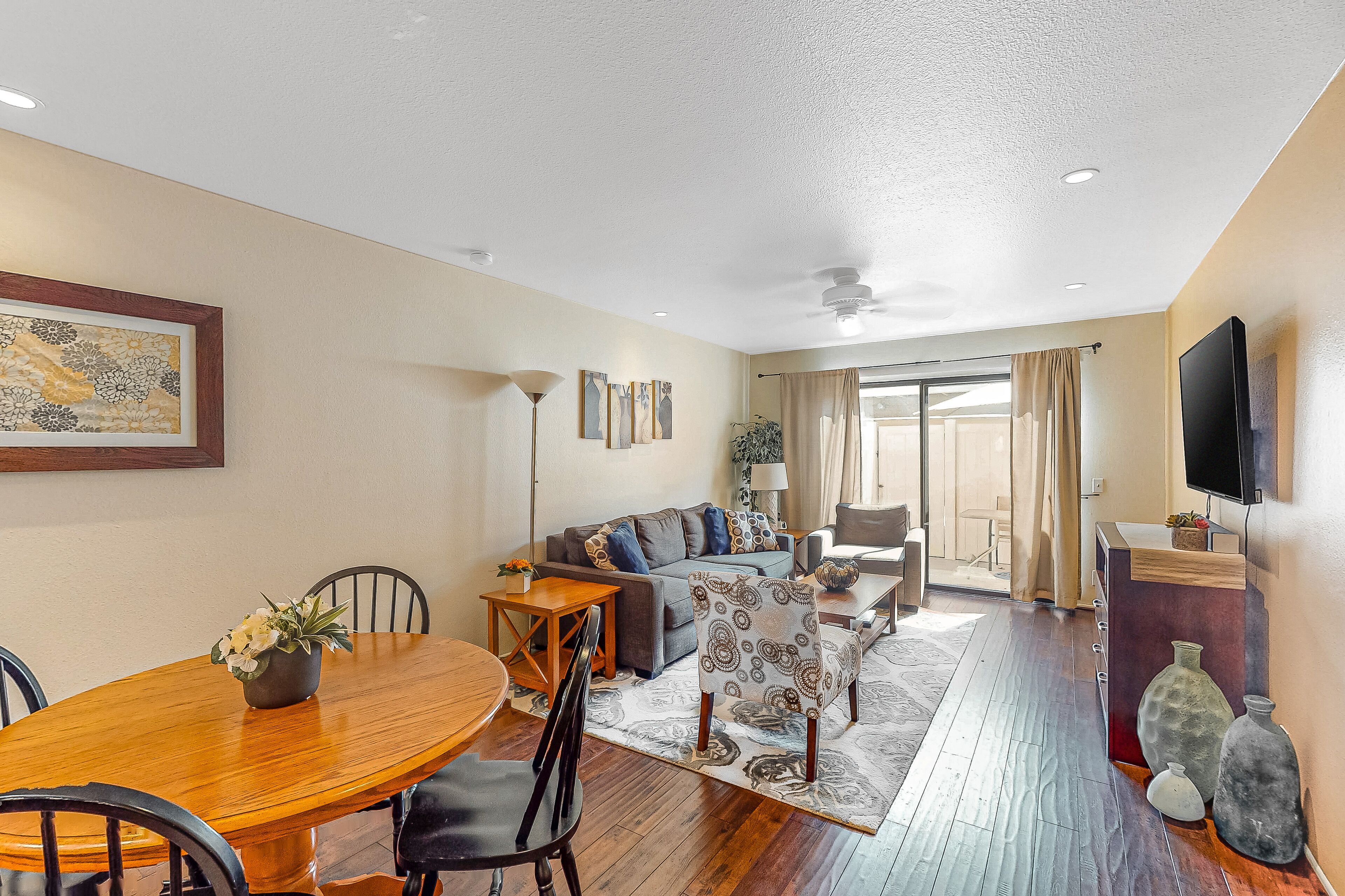 Comfortable, dog-friendly condo in a gated community w/ a shared pool & hot tub