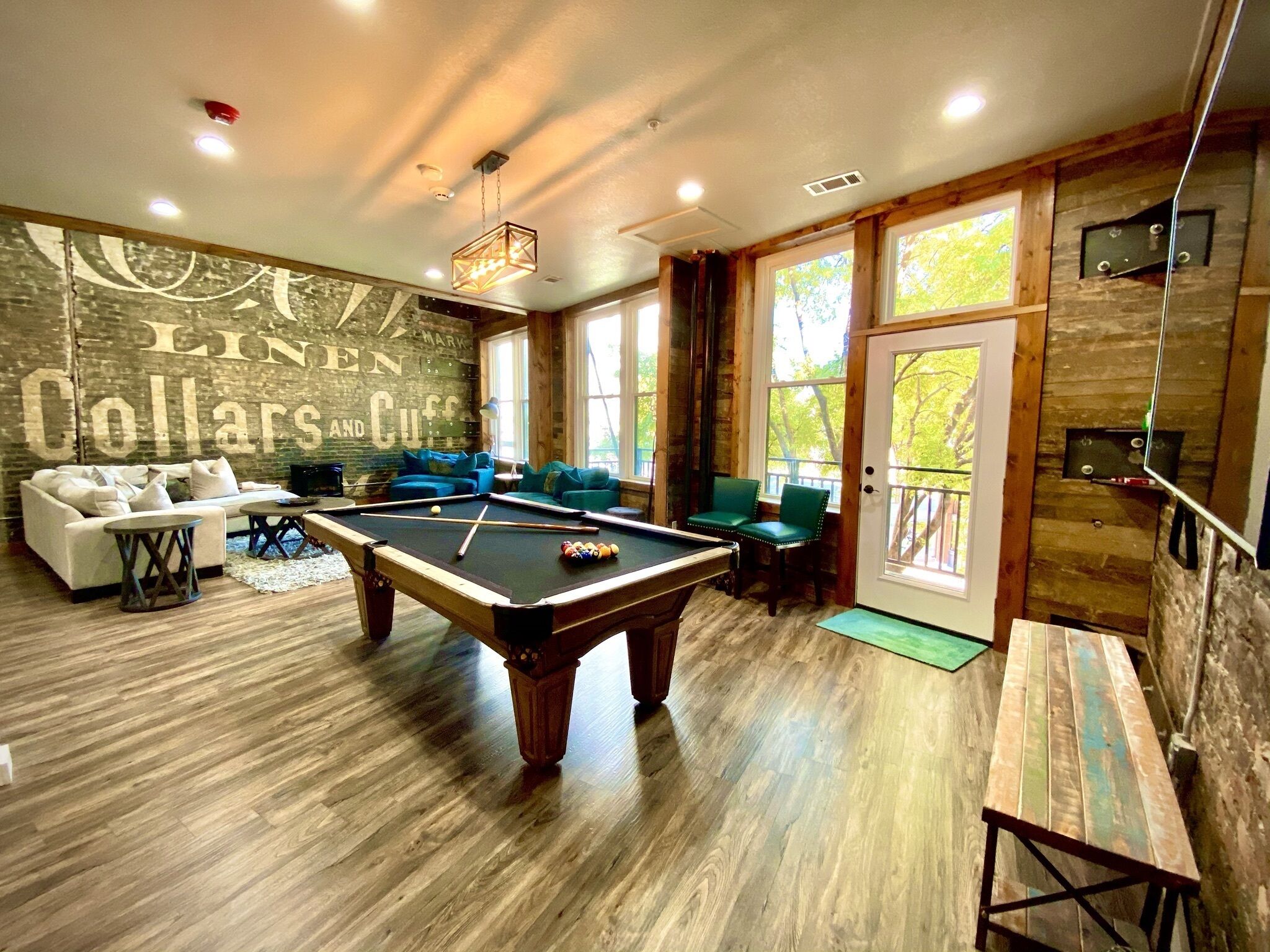 Eliot’s Ness’t: Modern Loft Downtown Hot Springs for 6! 