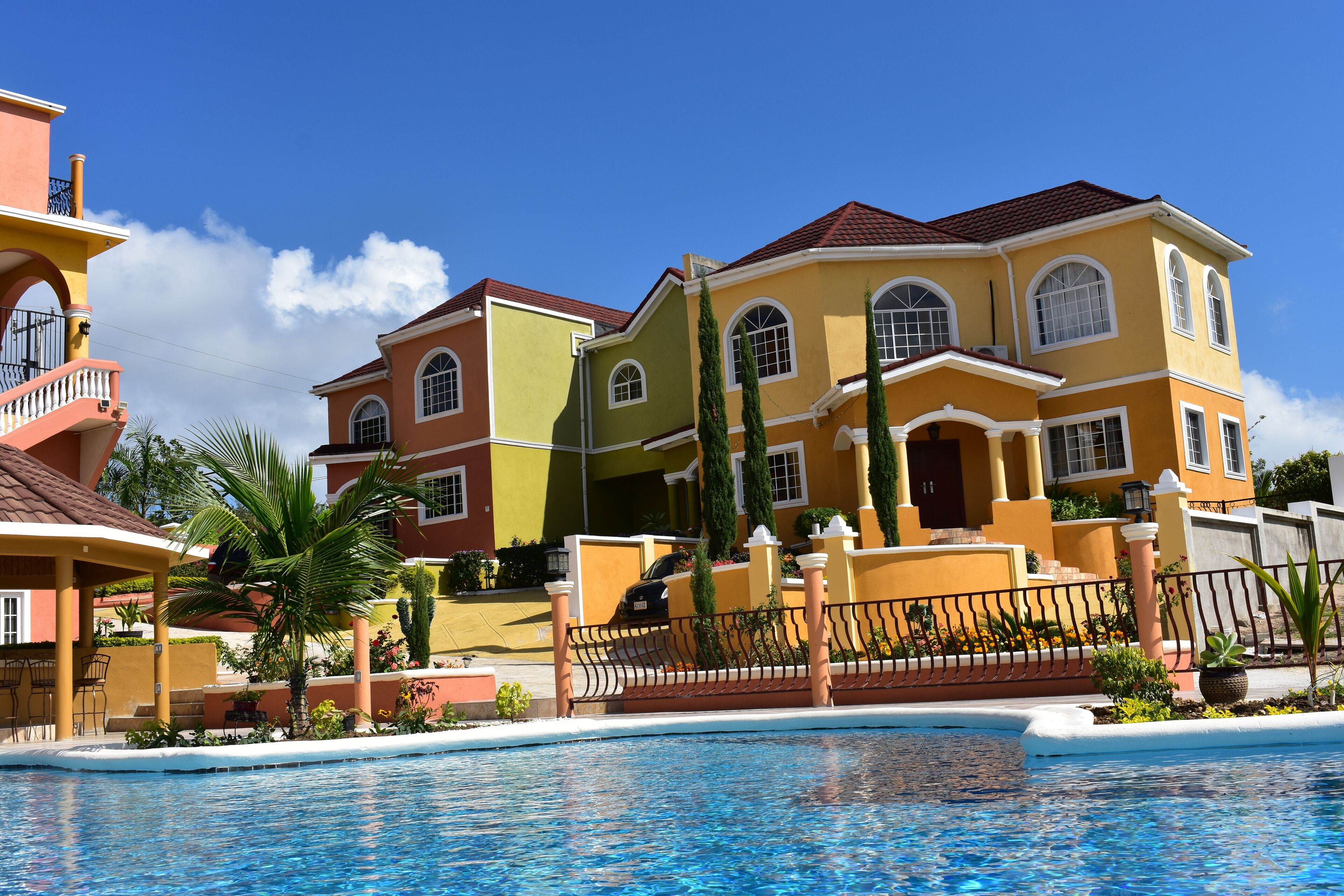 Beautiful One Bedroom Apartment! Food option available! Pool, Hot Tub and Bar!