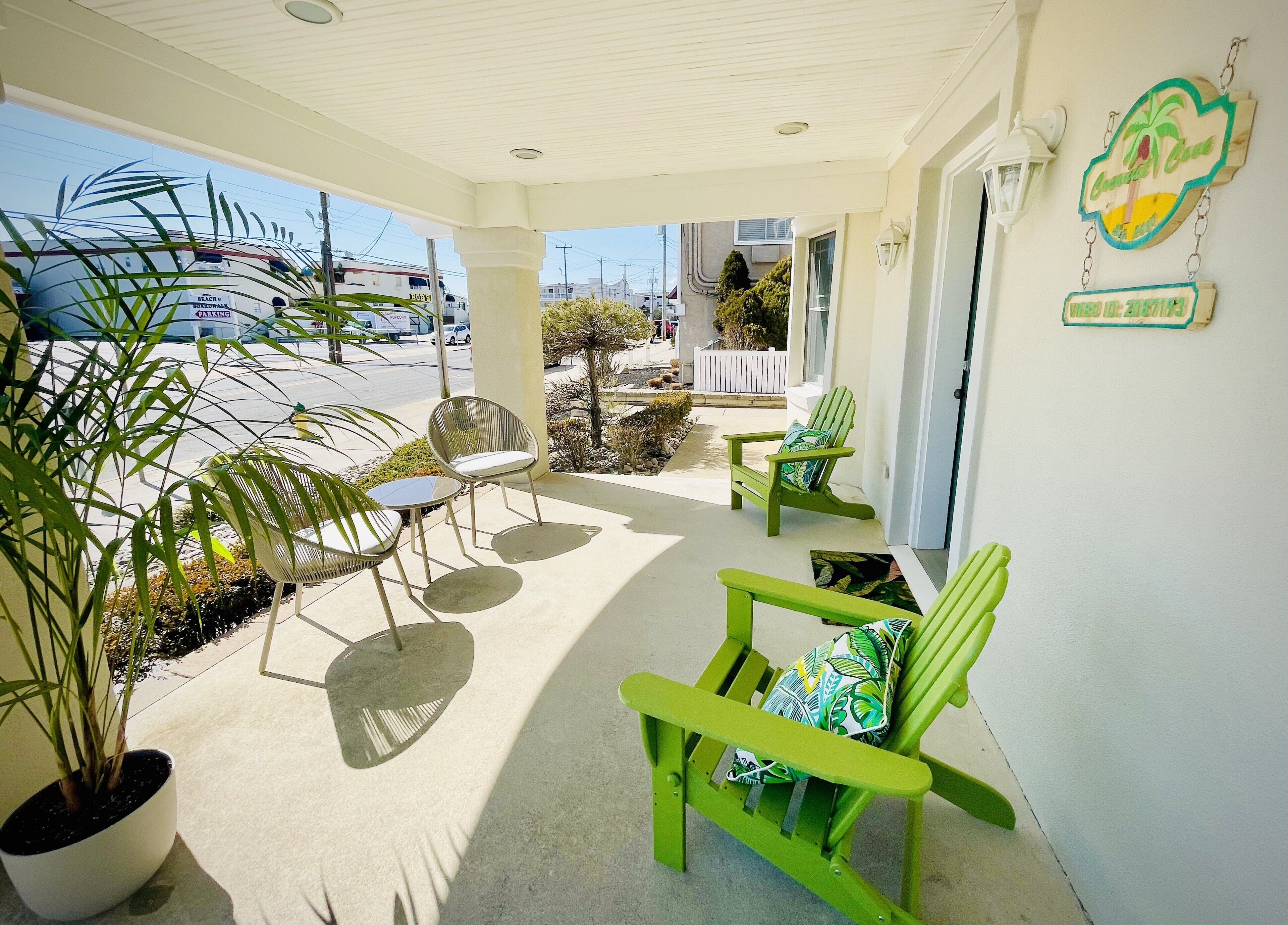 Coconut Cove 🌴 ACROSS from beach + boardwalk + parking w/ Full Linen Service!