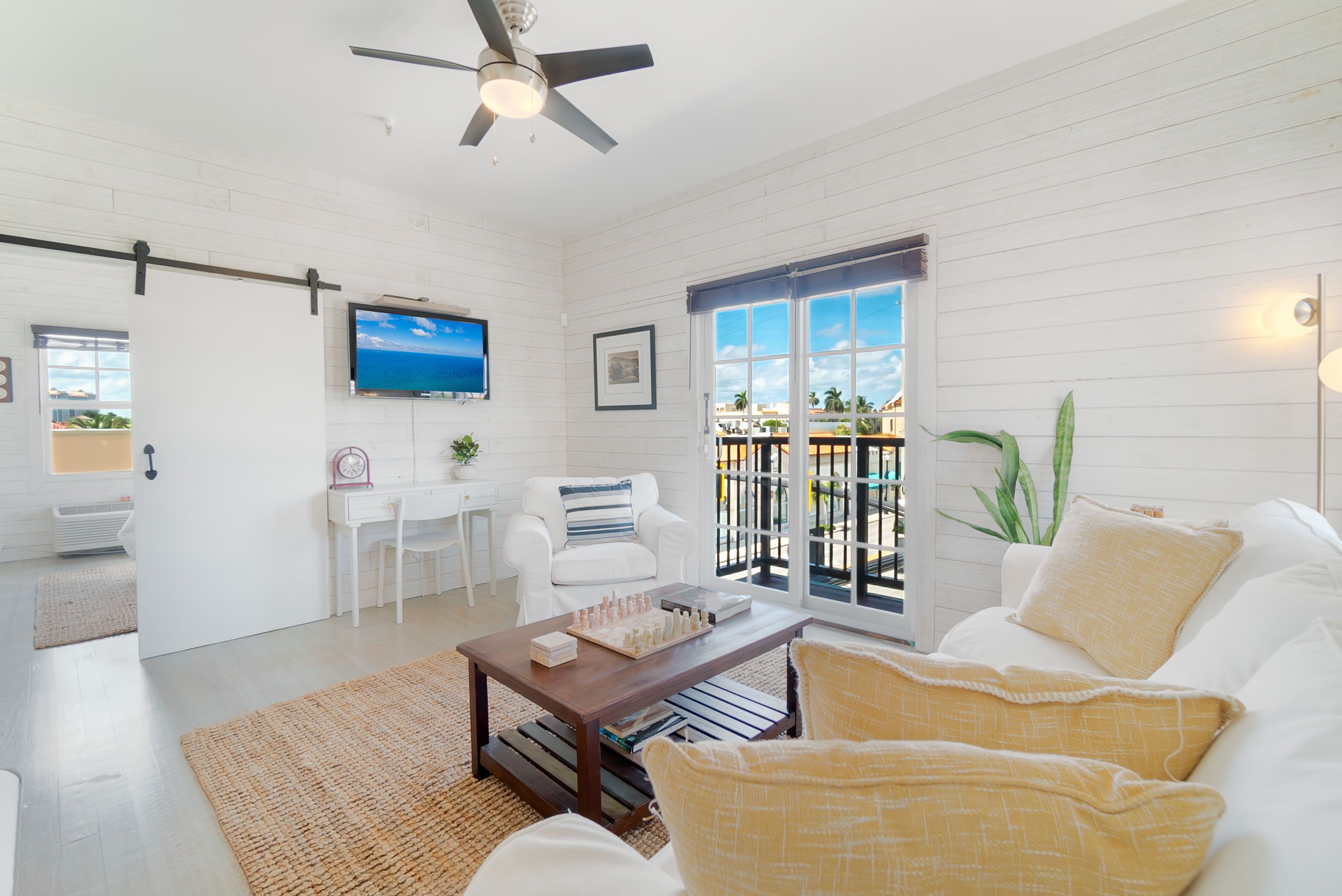 Sunset Executive Corner Suite - Renovated 1bd/1ba (+parking and balcony)