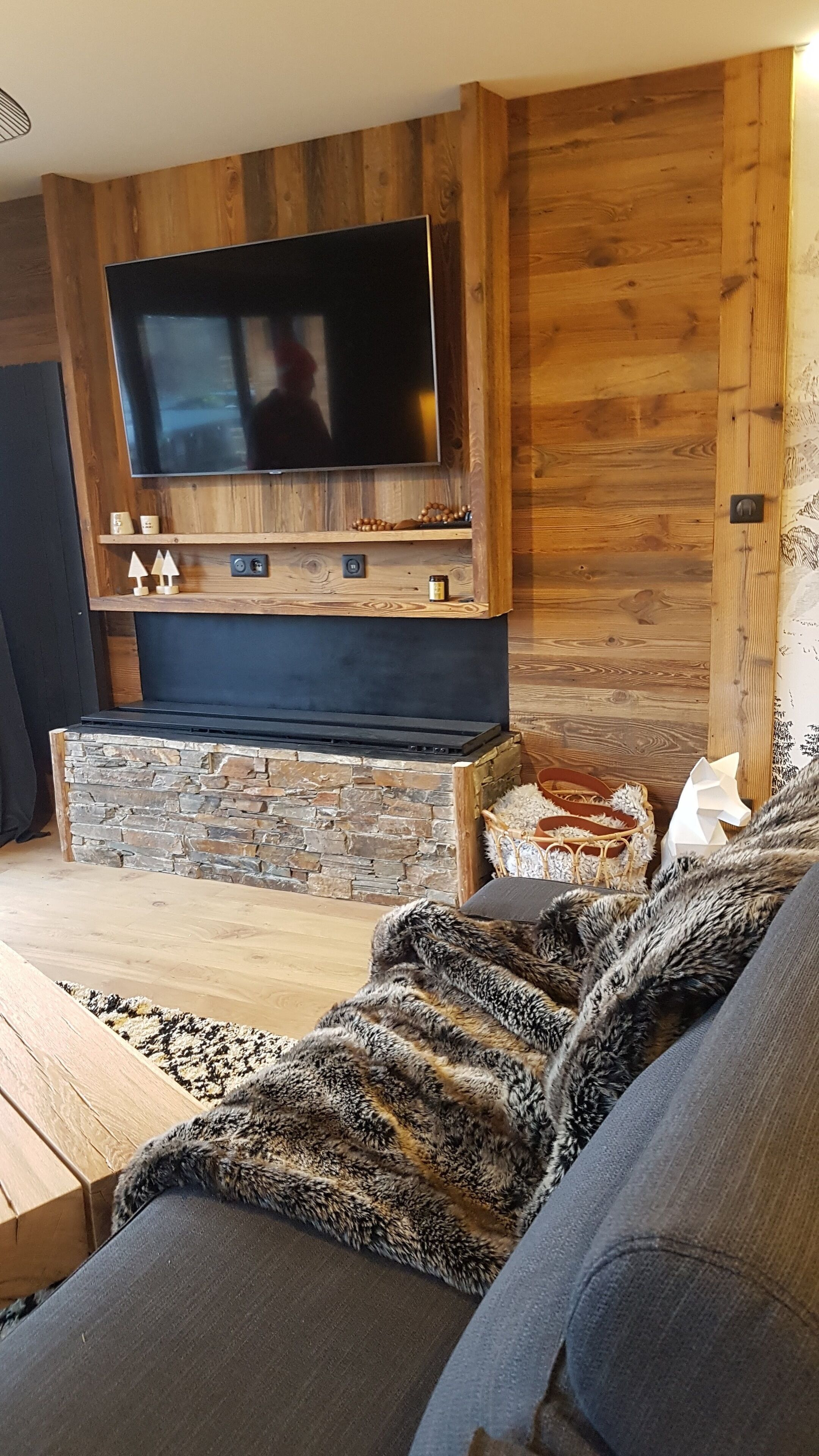 80 m2, ski in / out center Alpe d huez, luxury 8p 3bdrm 3bathroom 3 terraces with fireplace SPOT