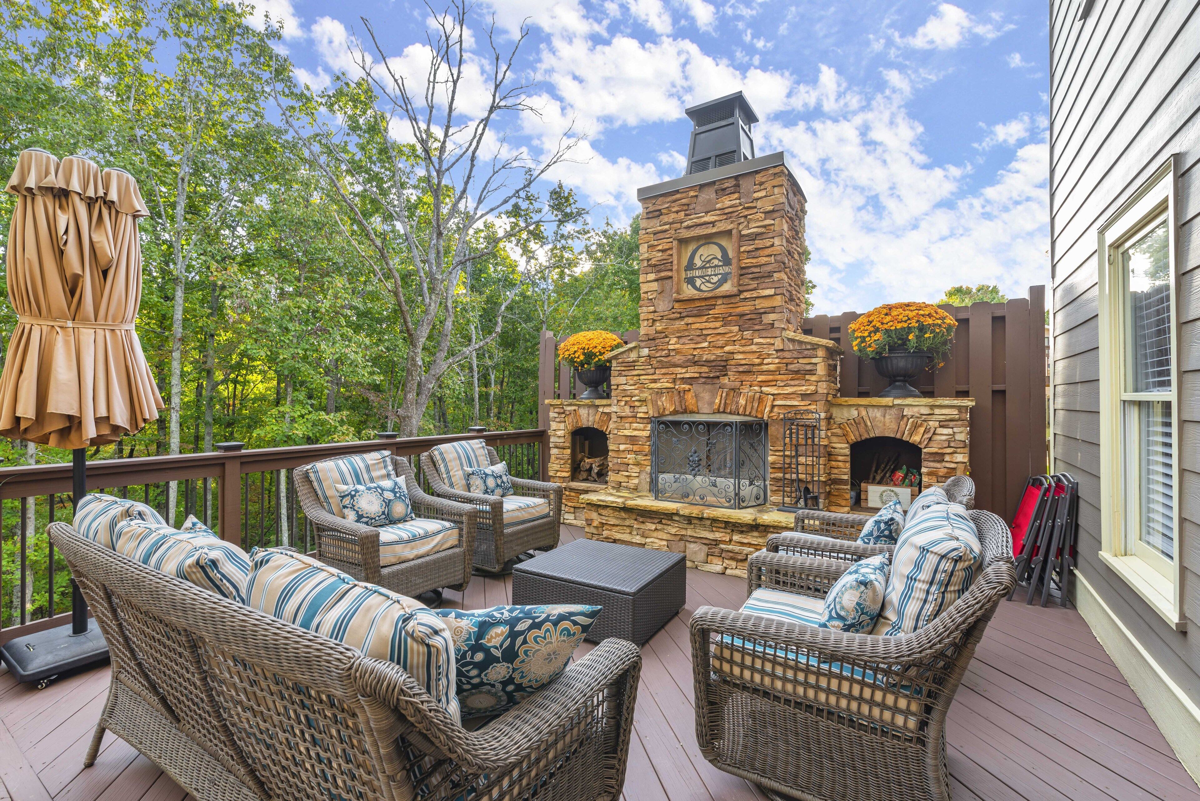 King Bed, Outdoor Fireplace and Air Hockey
