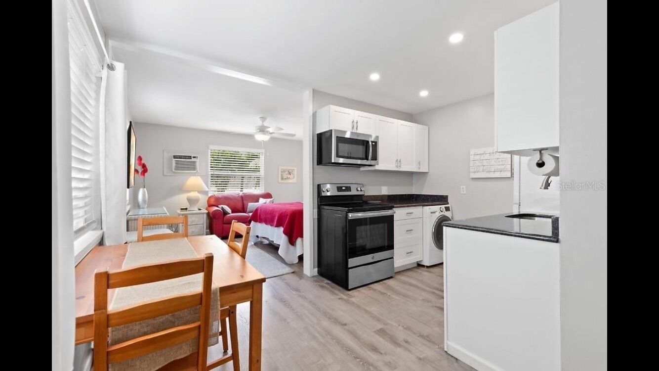 Crescent Heights Cottage - Fully stocked - short or long term extended stays! 