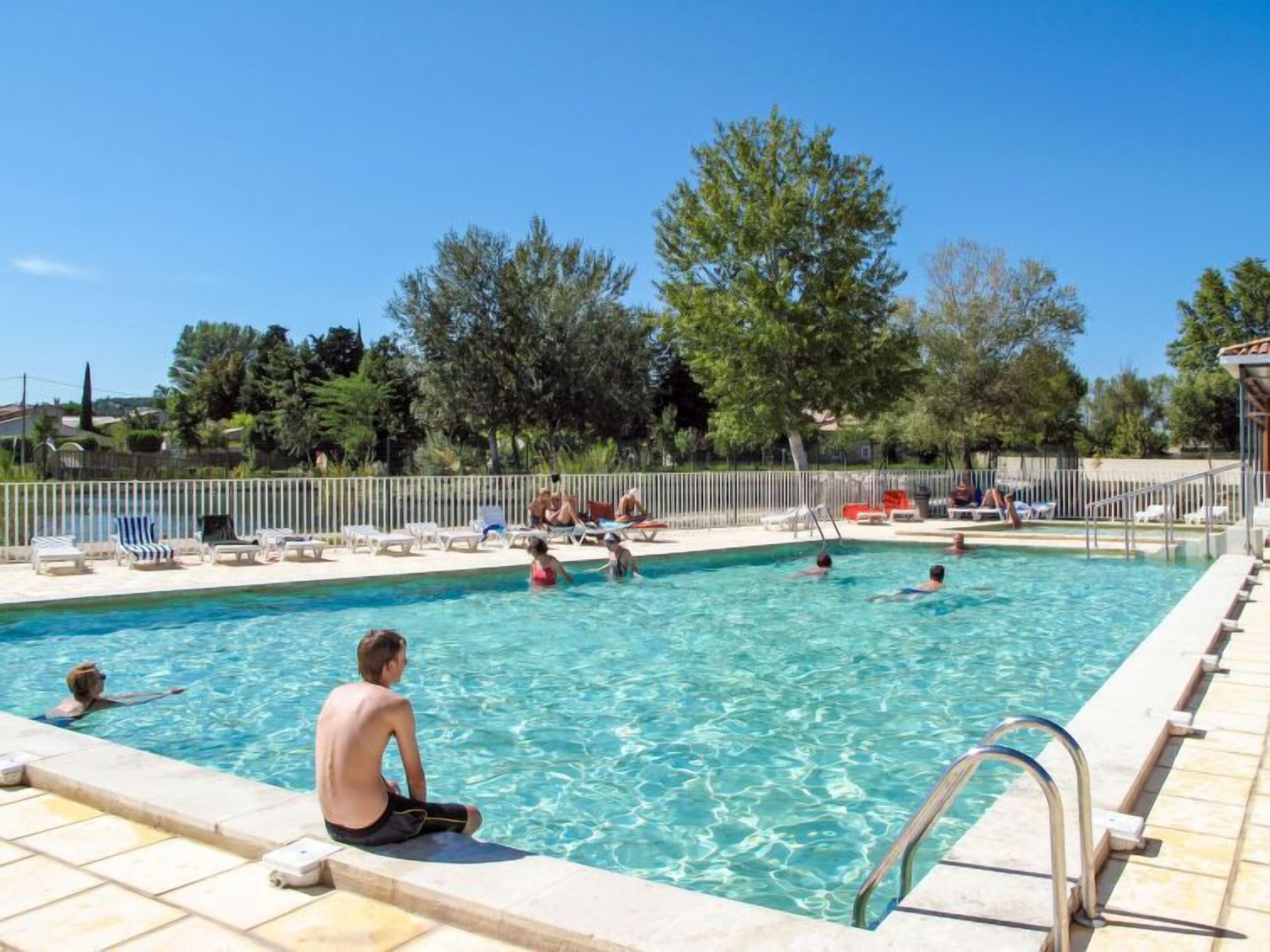 Apartment Sun Hols les Rives du Lac (SST153) in Saint Saturnin les Avignon - 8 persons, 3 bedrooms