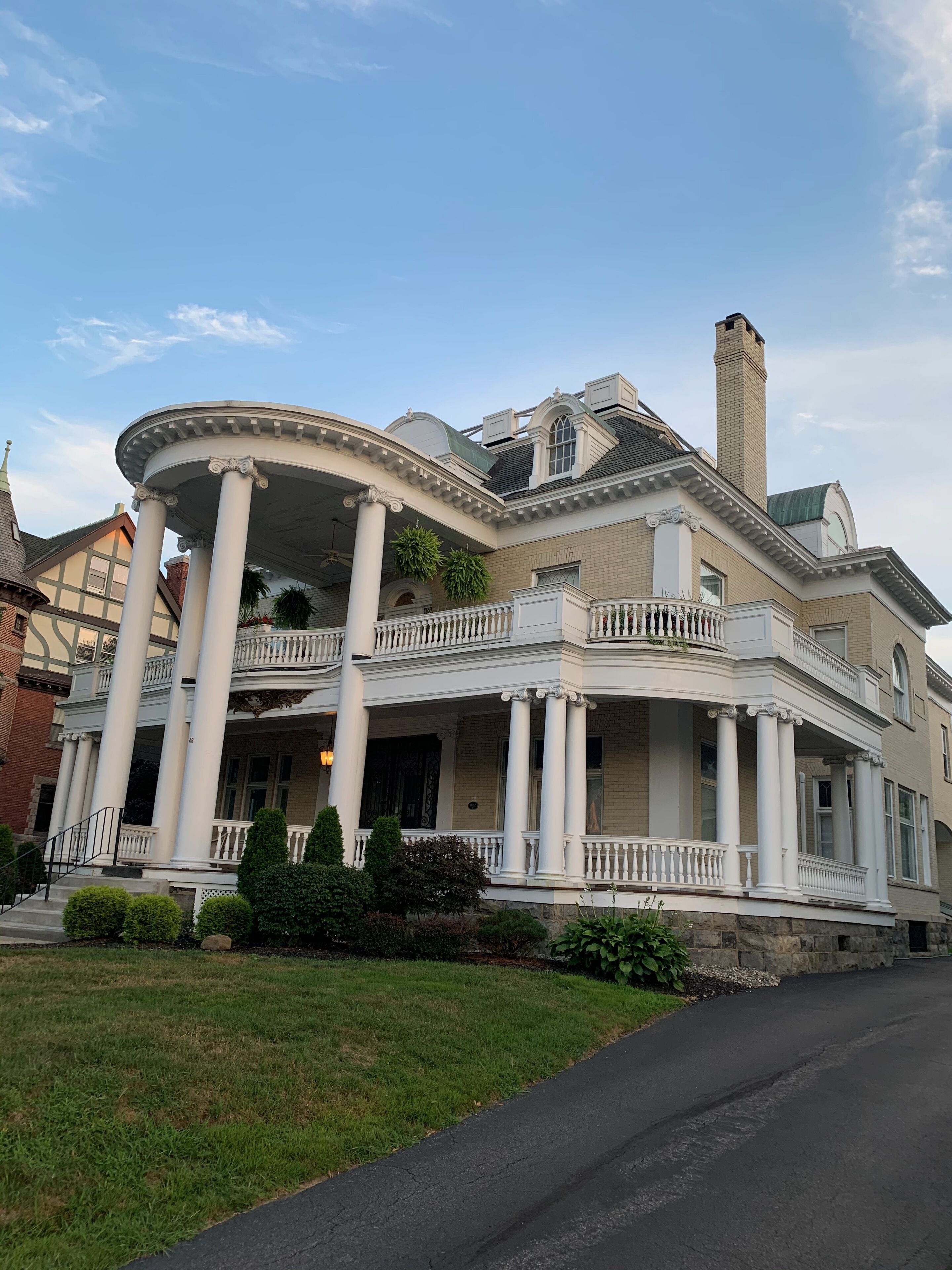 Gorgeous Carriage House Condo, 2 blocks from Race Track and Downtown Saratoga.