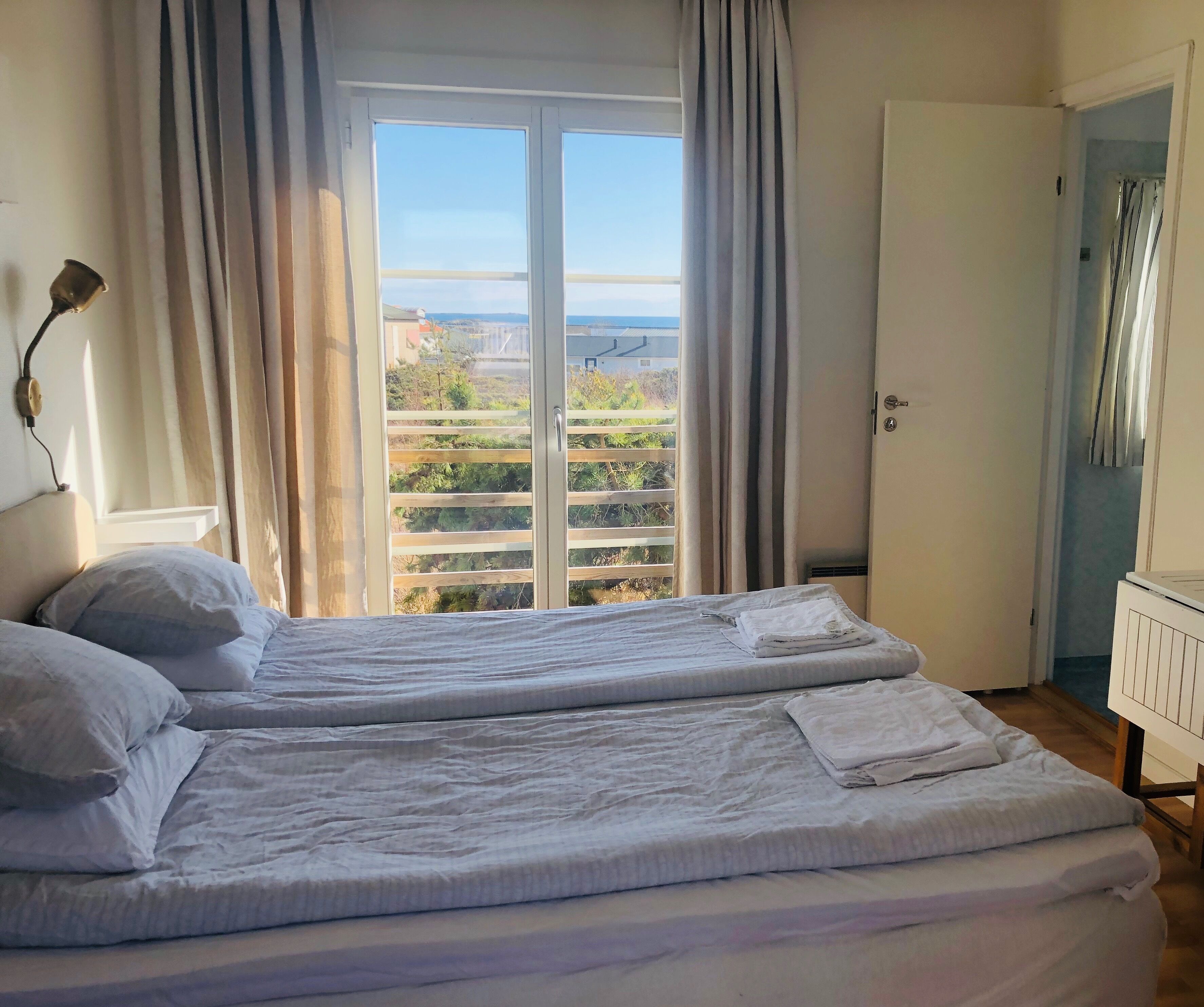 Övernattningsrum. Mycket prisvärt. Egen ingång. Eget badrum. Getterön. Varberg 
