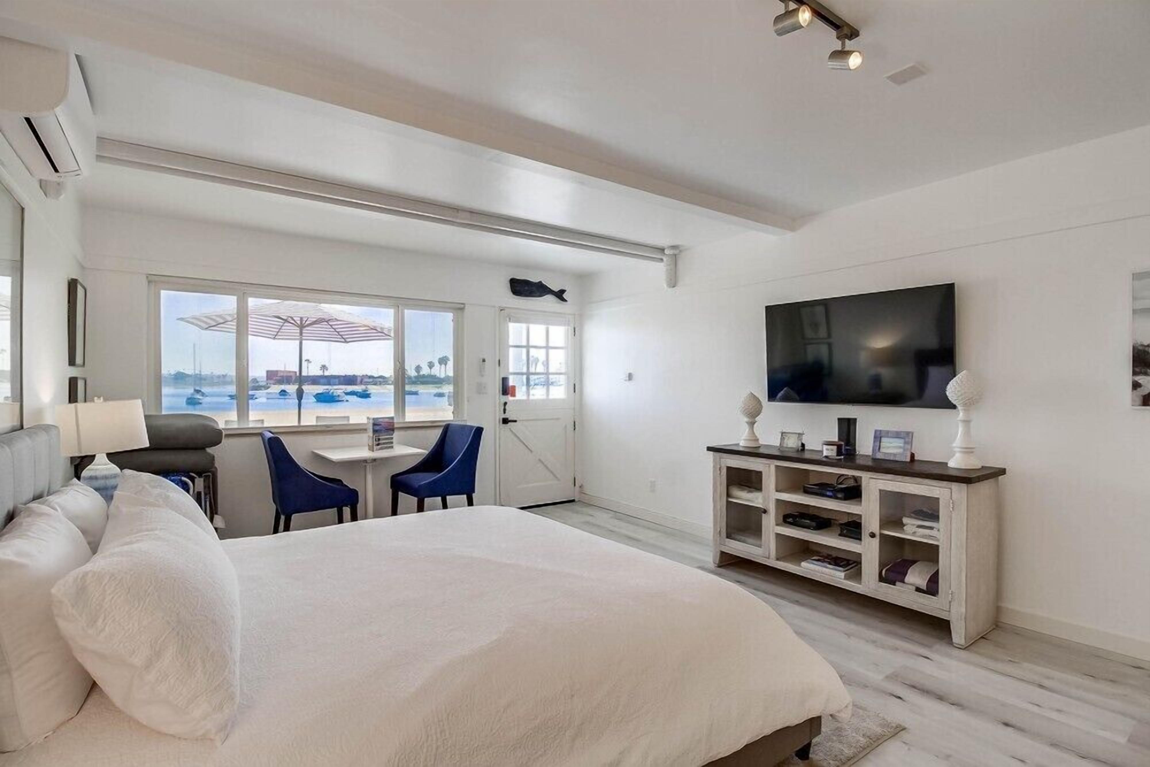 WaterFront * Exclusive View Patio * Ground Level * A/C
