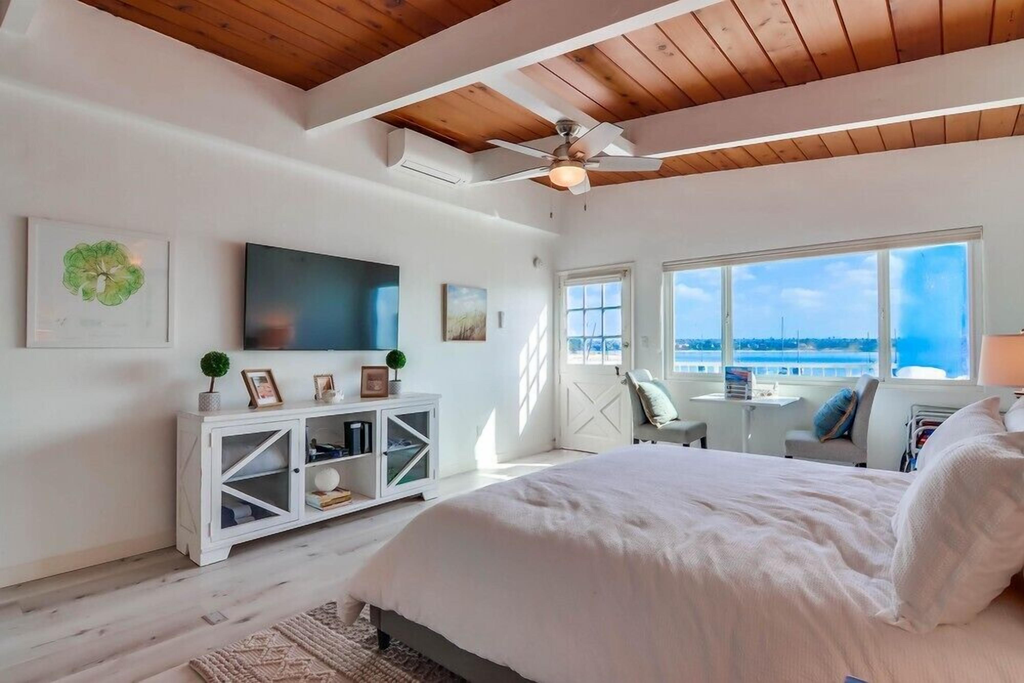 WaterFront * Exclusive View Patio * Top Level * A/C