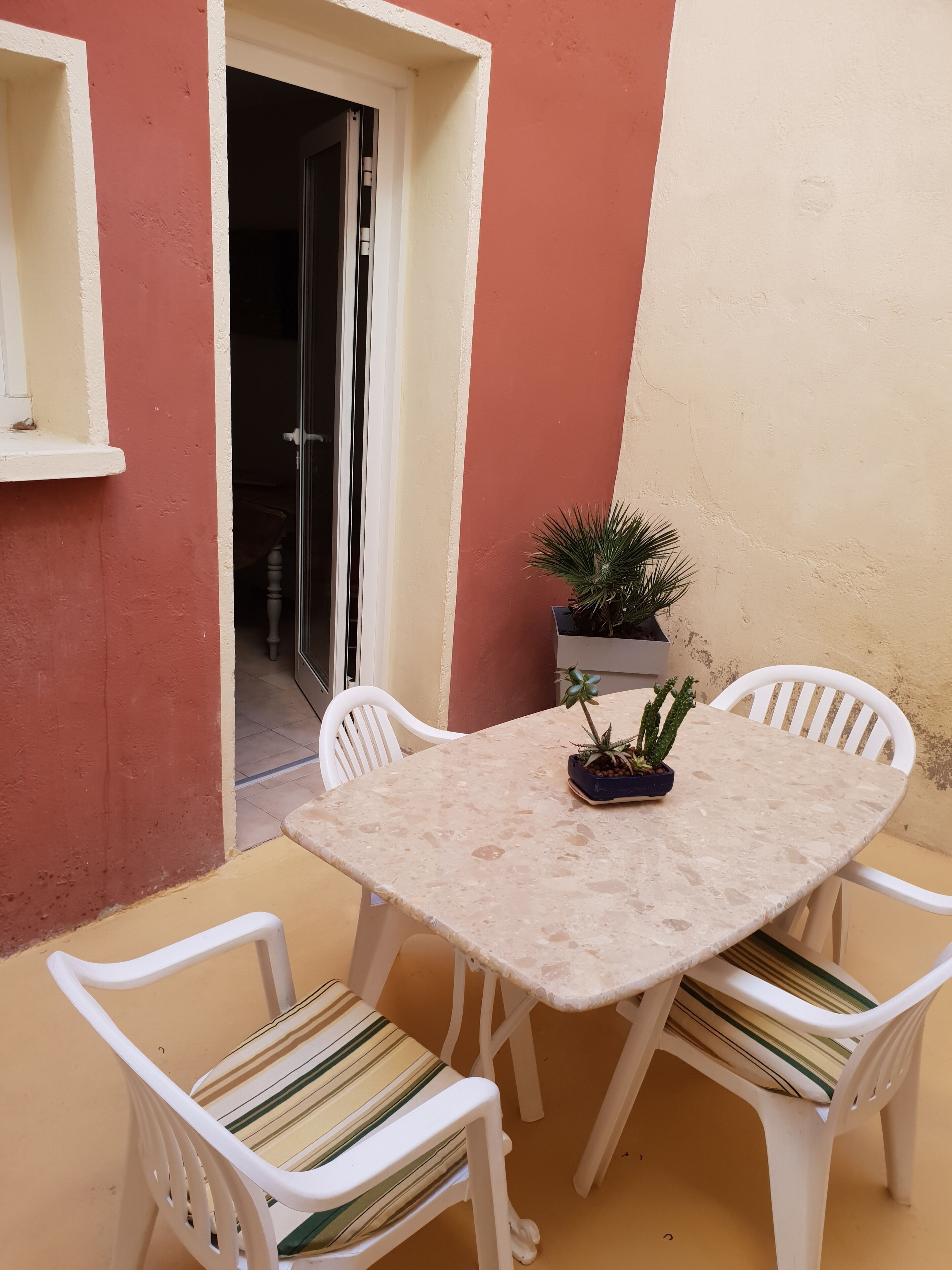 CHARMING TOWNHOUSE WITH GARAGE AND COURTYARD