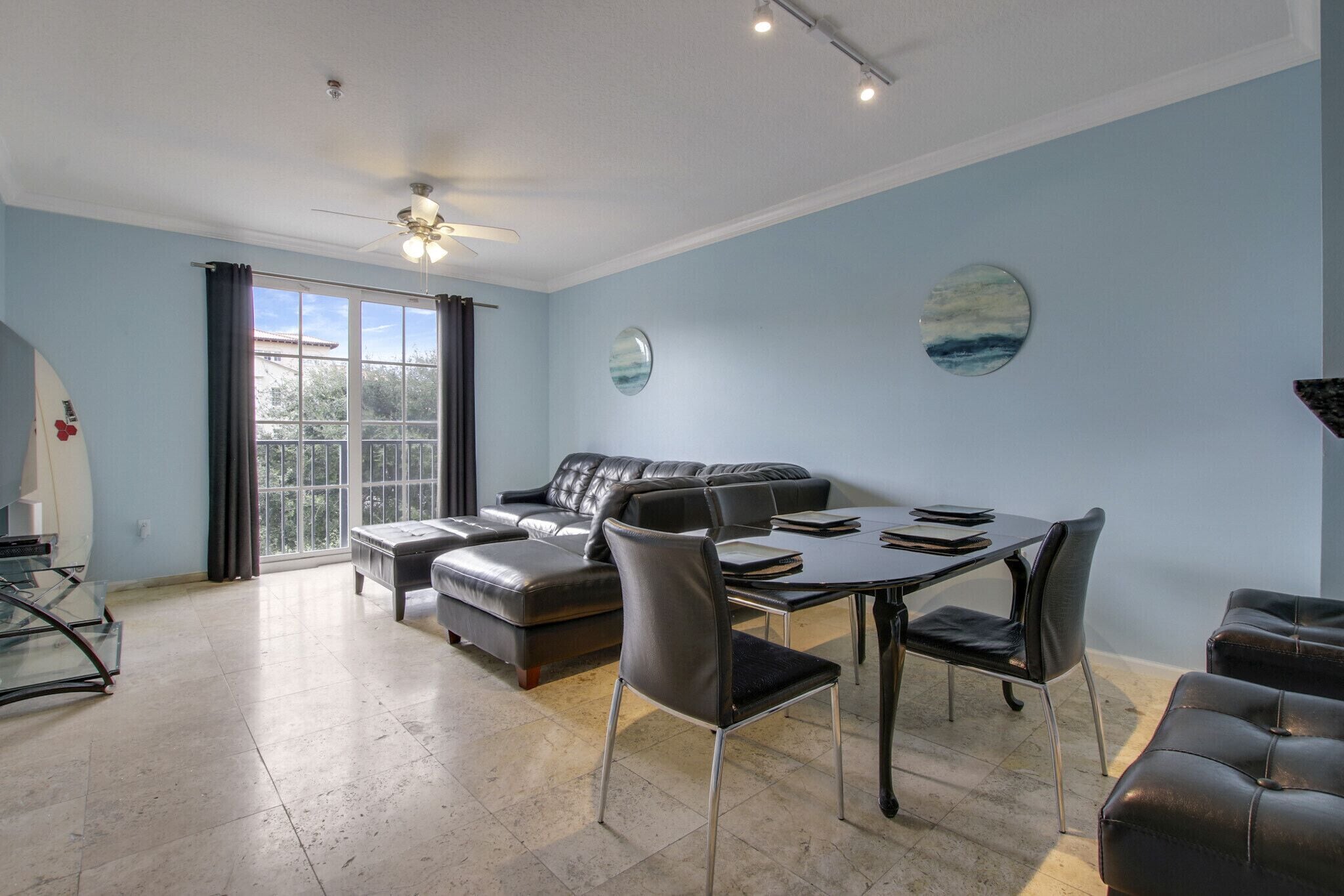 “The Square” Condo 5 minute drive to Palm Beach