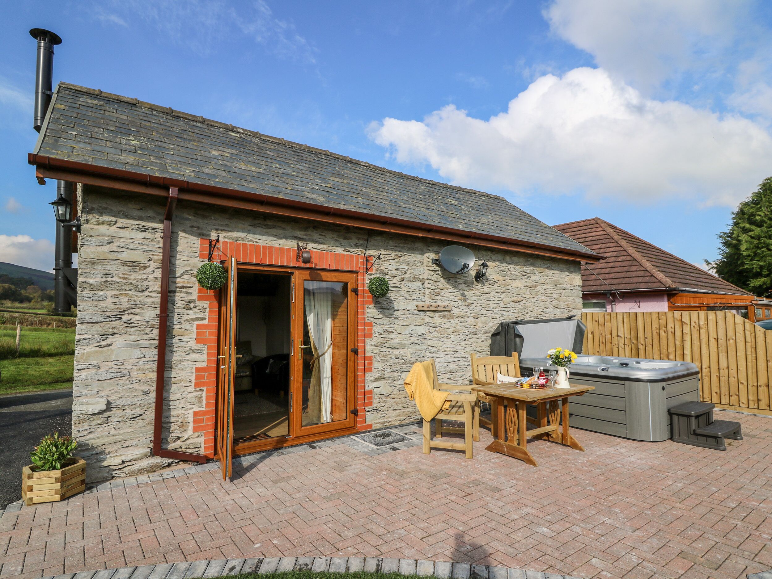 TEGFAN BARN, romantic, character holiday cottage in Rhayader