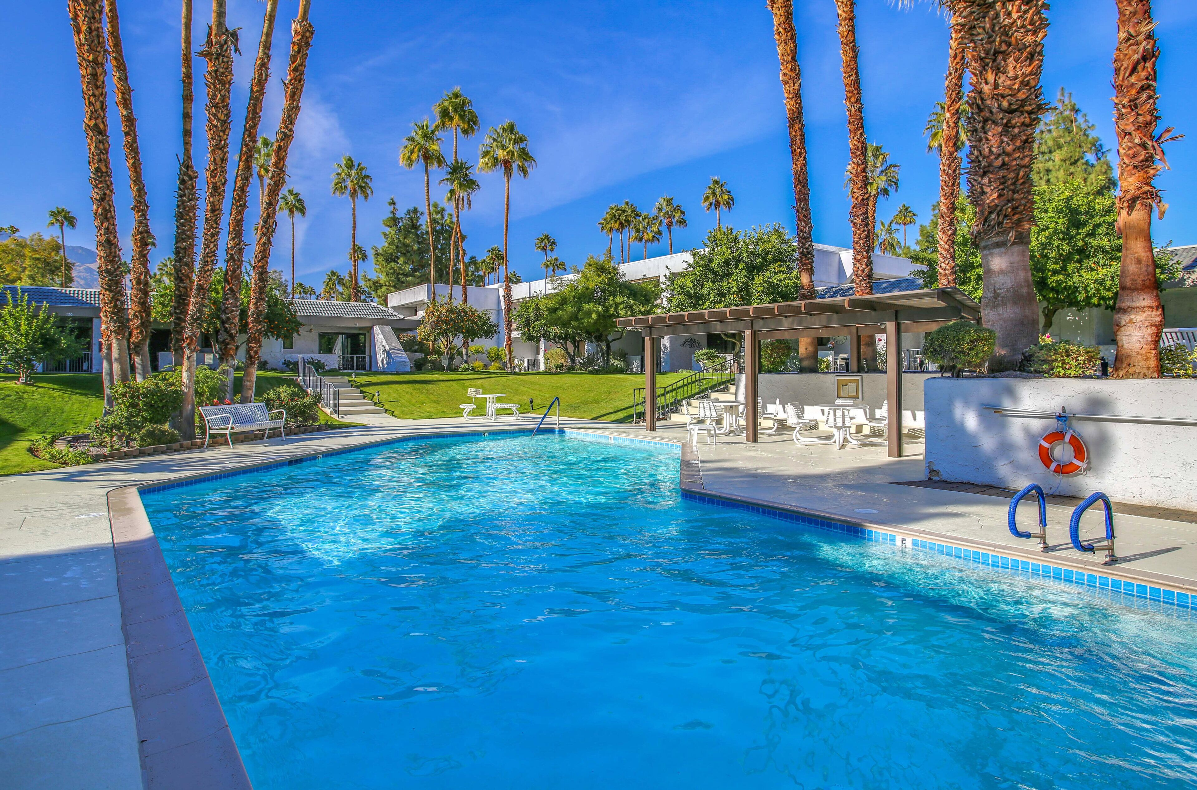 Slice of Paradise with Mountain view and pool/jacuzzi.