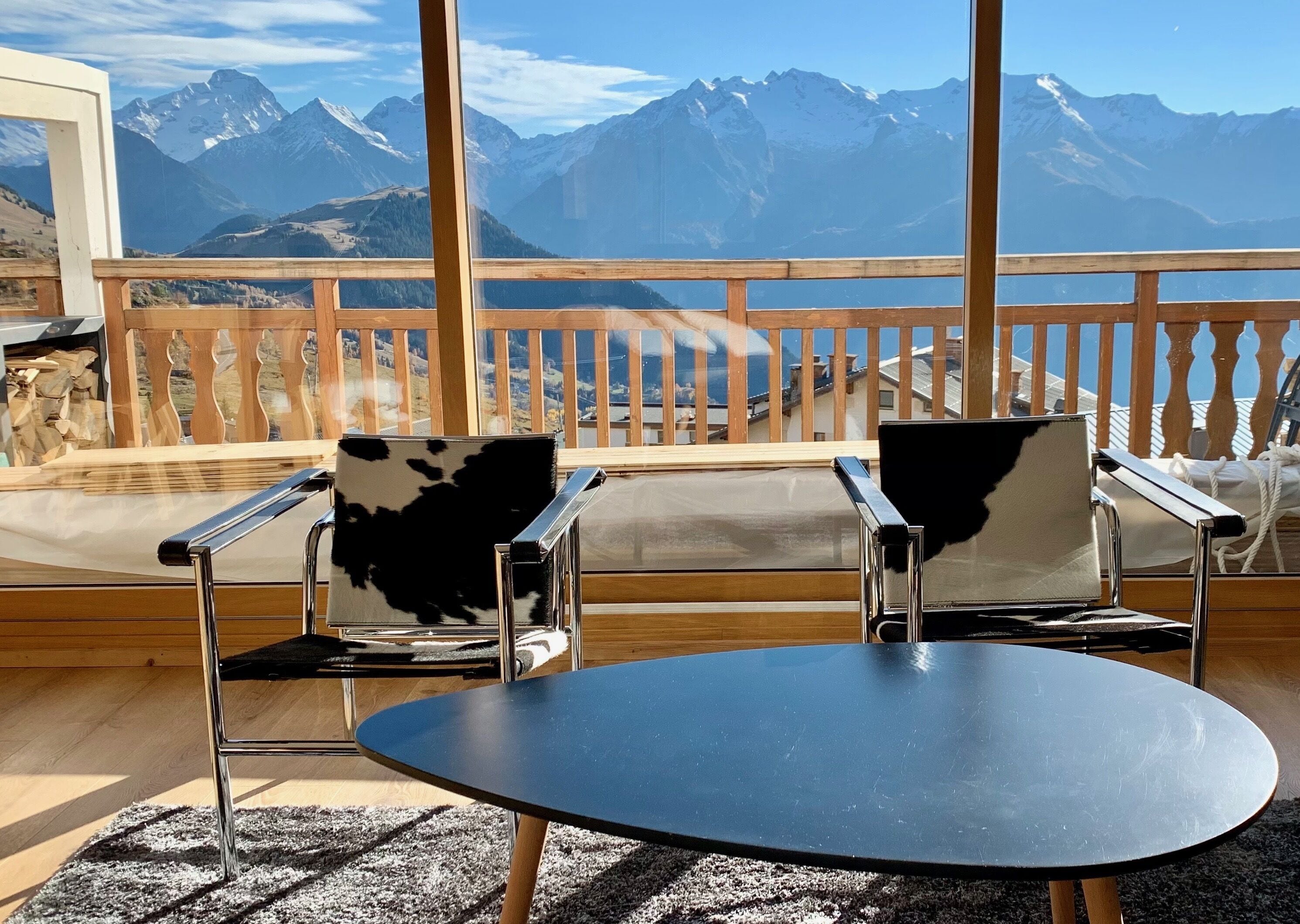 At the foot of the slopes for 6 people.  Breathtaking view, top floor. 3 bedrooms 2 bathrooms