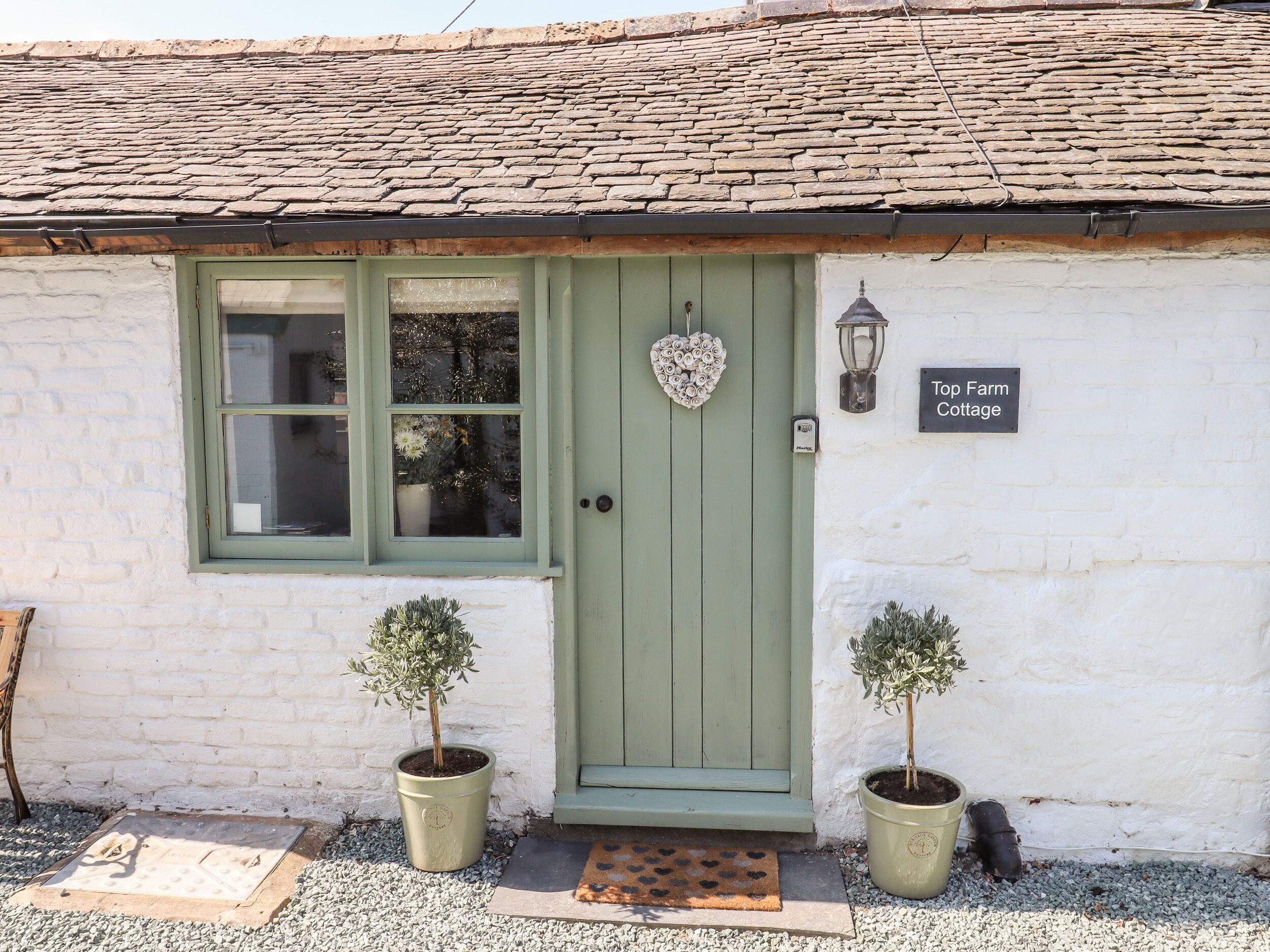 TOP FARM COTTAGE, pet friendly, character holiday cottage in Knockin