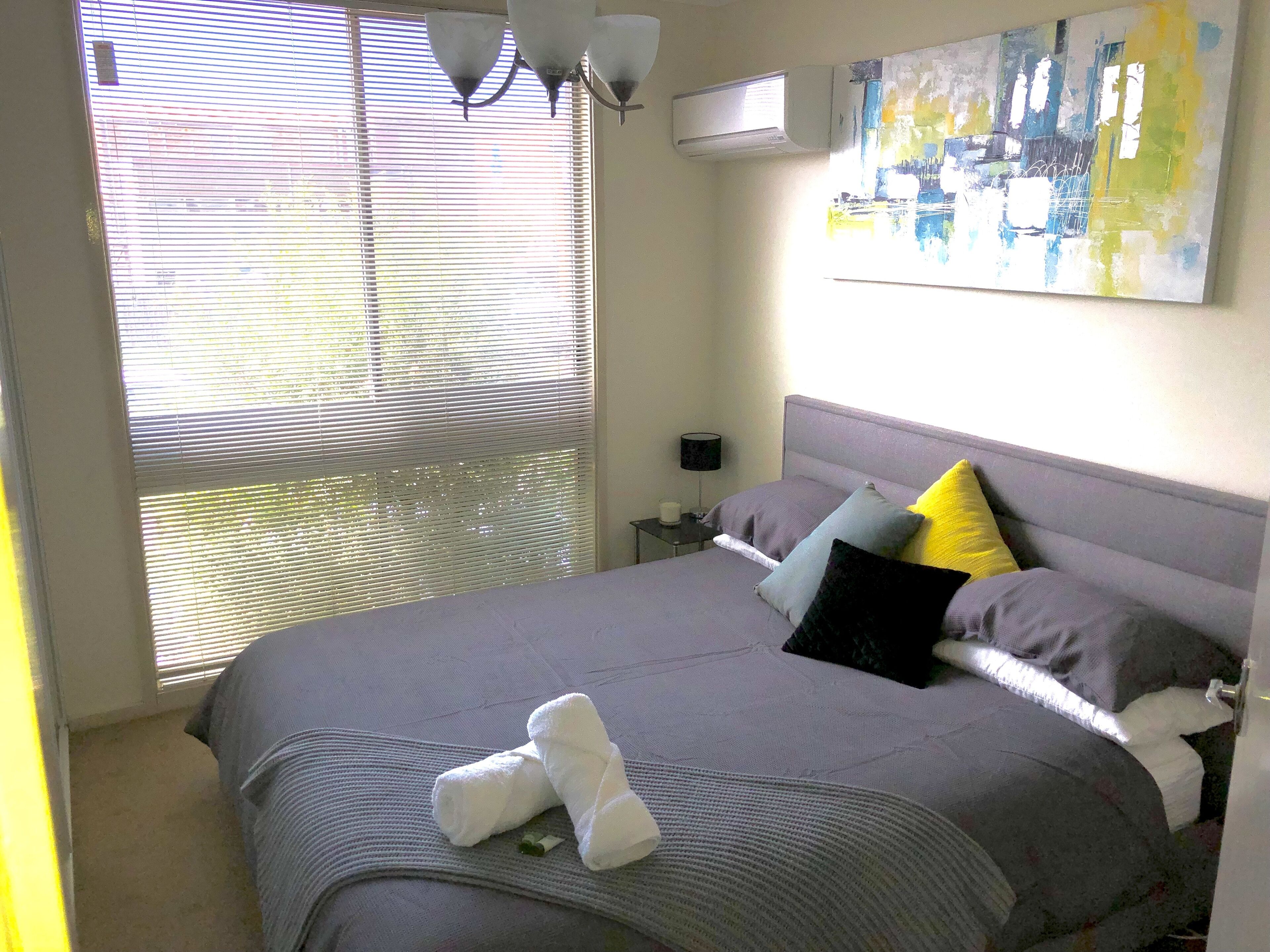 Heart of CBD walk everywhere 10mins to vineyards!