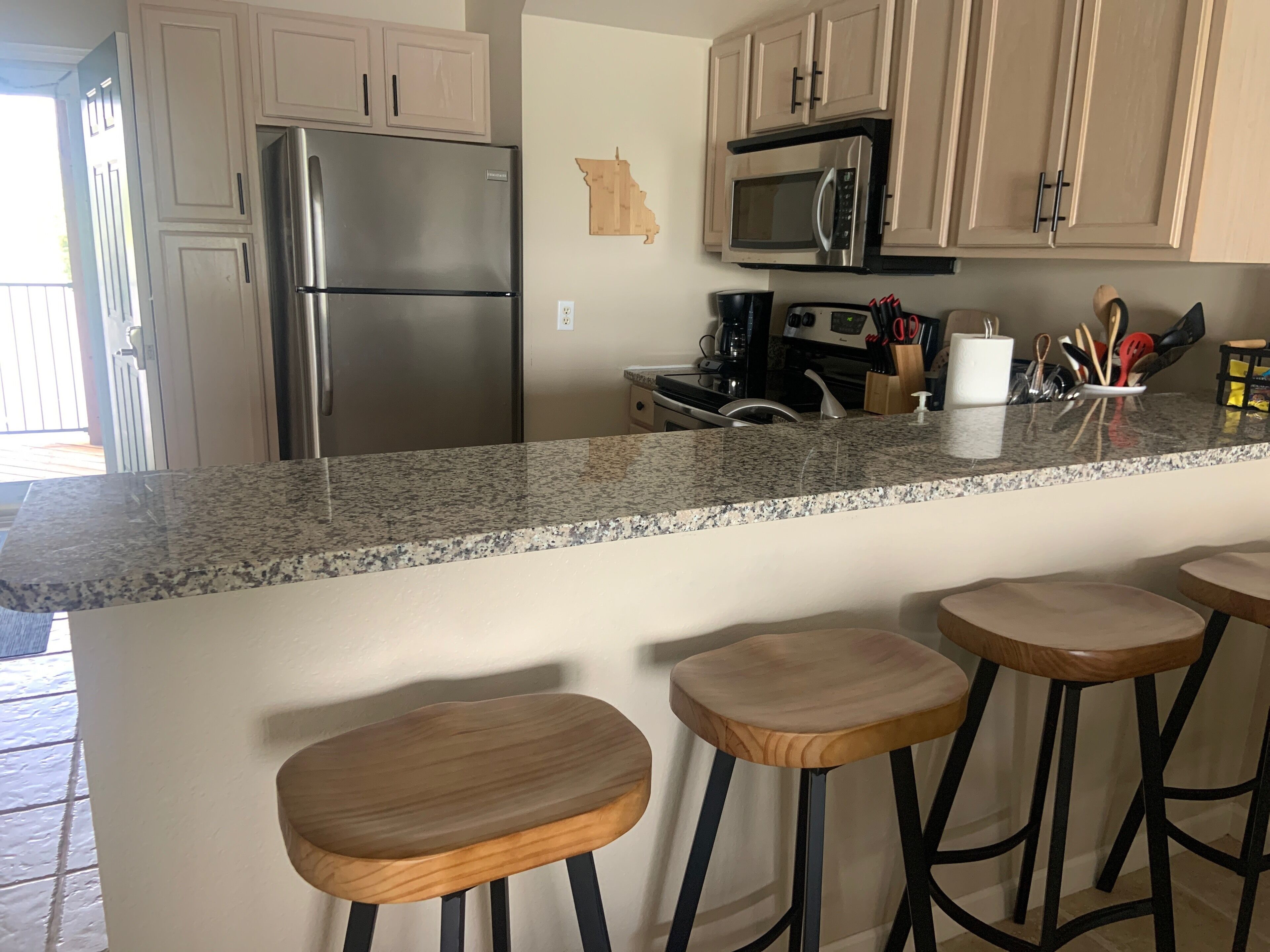 Cedar Glen Penthouse Condo w/loft. Lake of the Ozarks. Free boat slip.  5 stars!