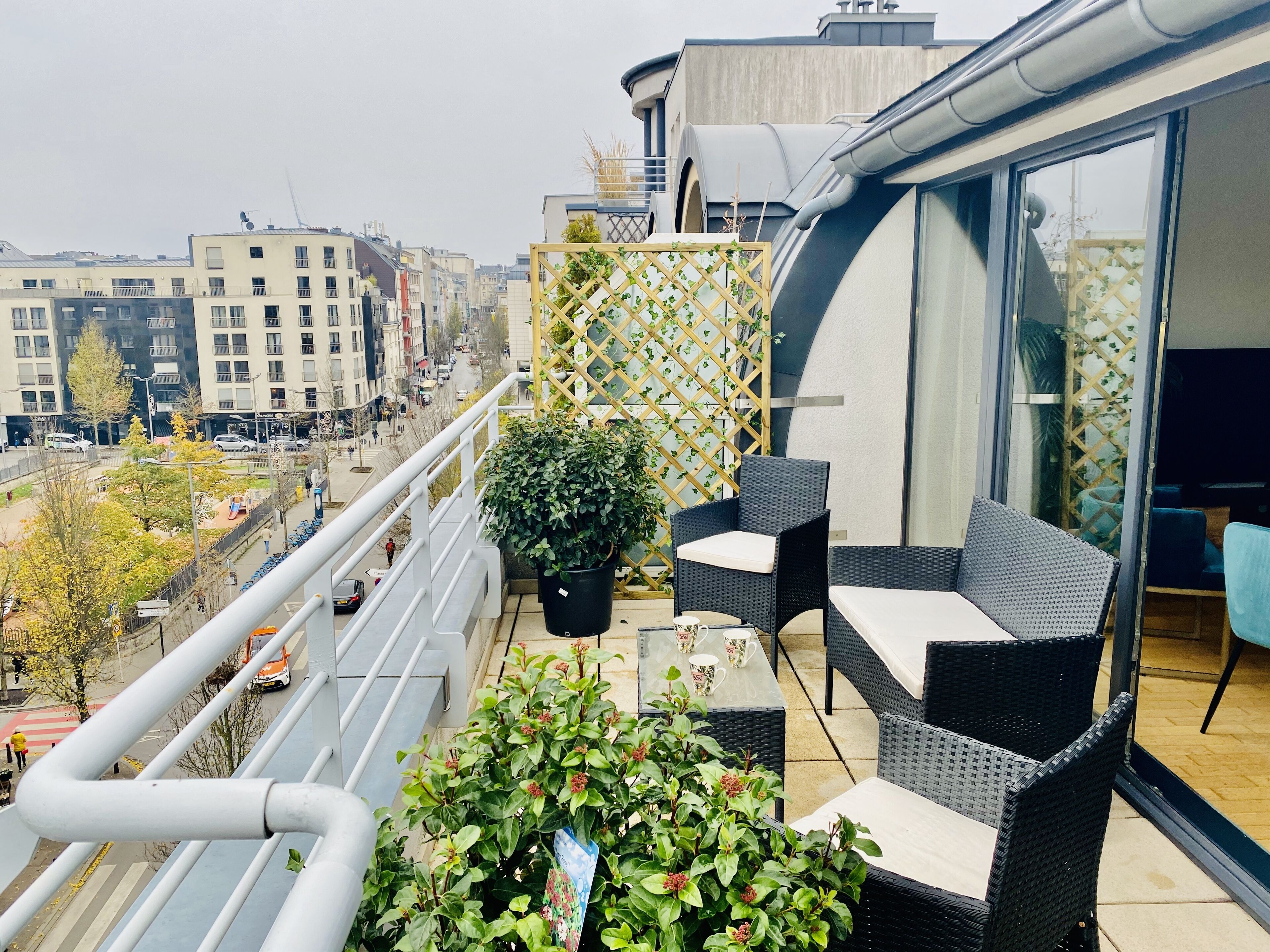 Luxury Green Penthouse Center - Parking