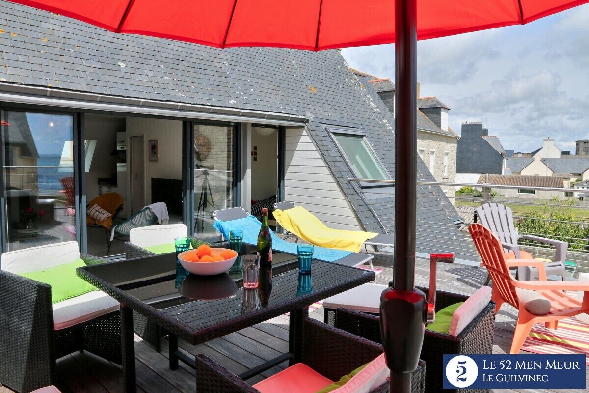 30 m2 terrace with sea view, 40 m from the beach and 300 m from all shops