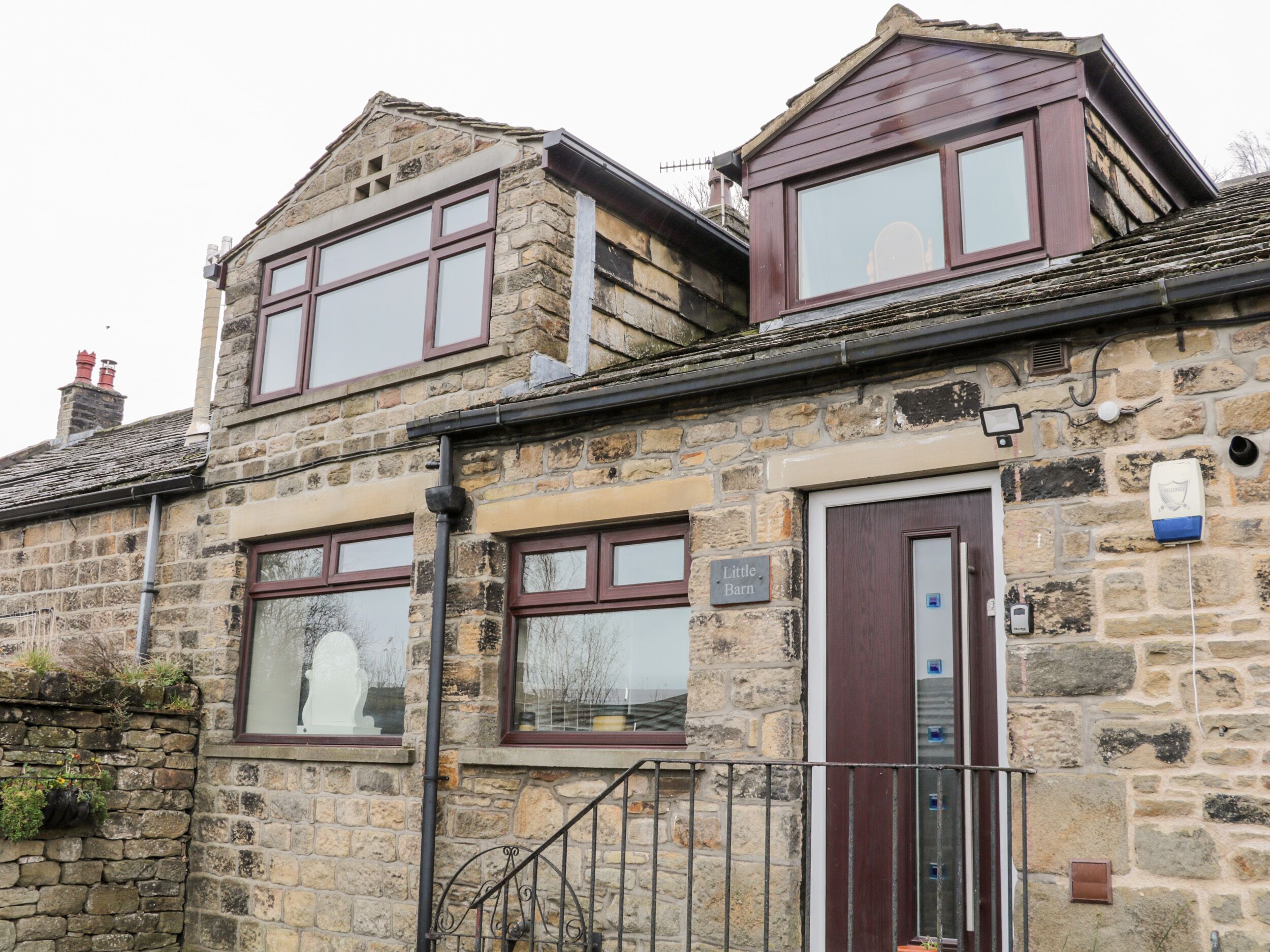 LITTLE BARN, family friendly, with hot tub in Haworth