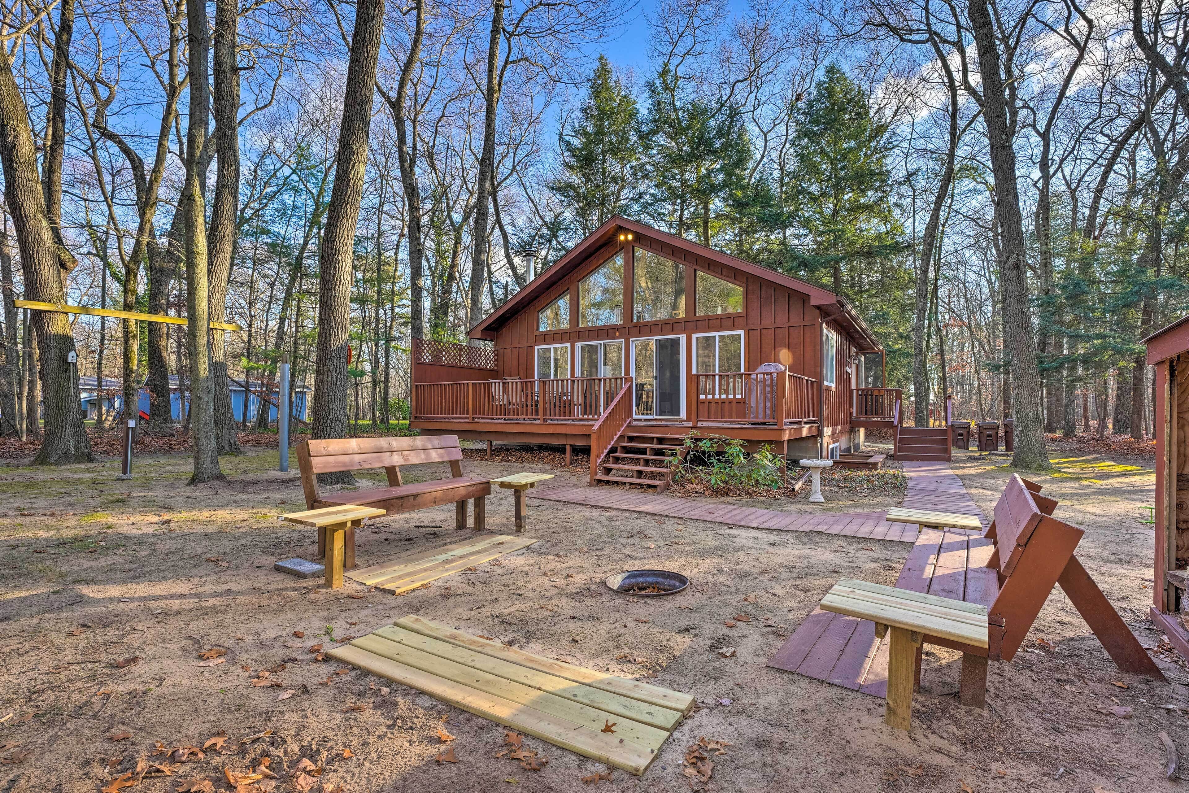 Cozy Angler’s Hideaway ~ Half Mi to Lake Michigan!