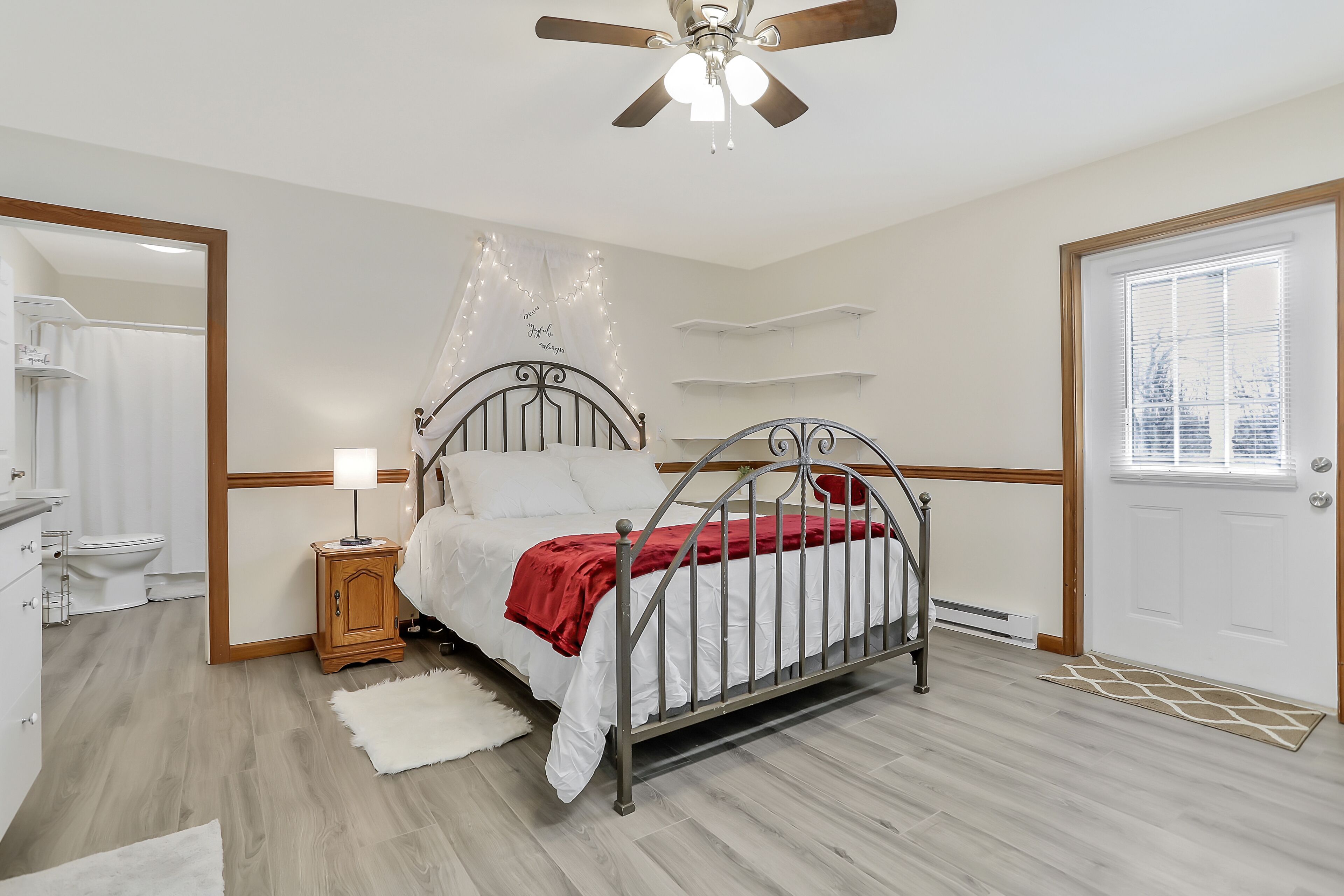 Cute, Homey Place Just Out Of Town With A Country Feel