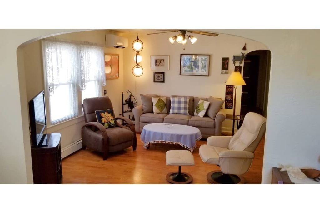 Beautiful, Spacious Apartment Unit near Beach with King Bed and Washer & Dryer