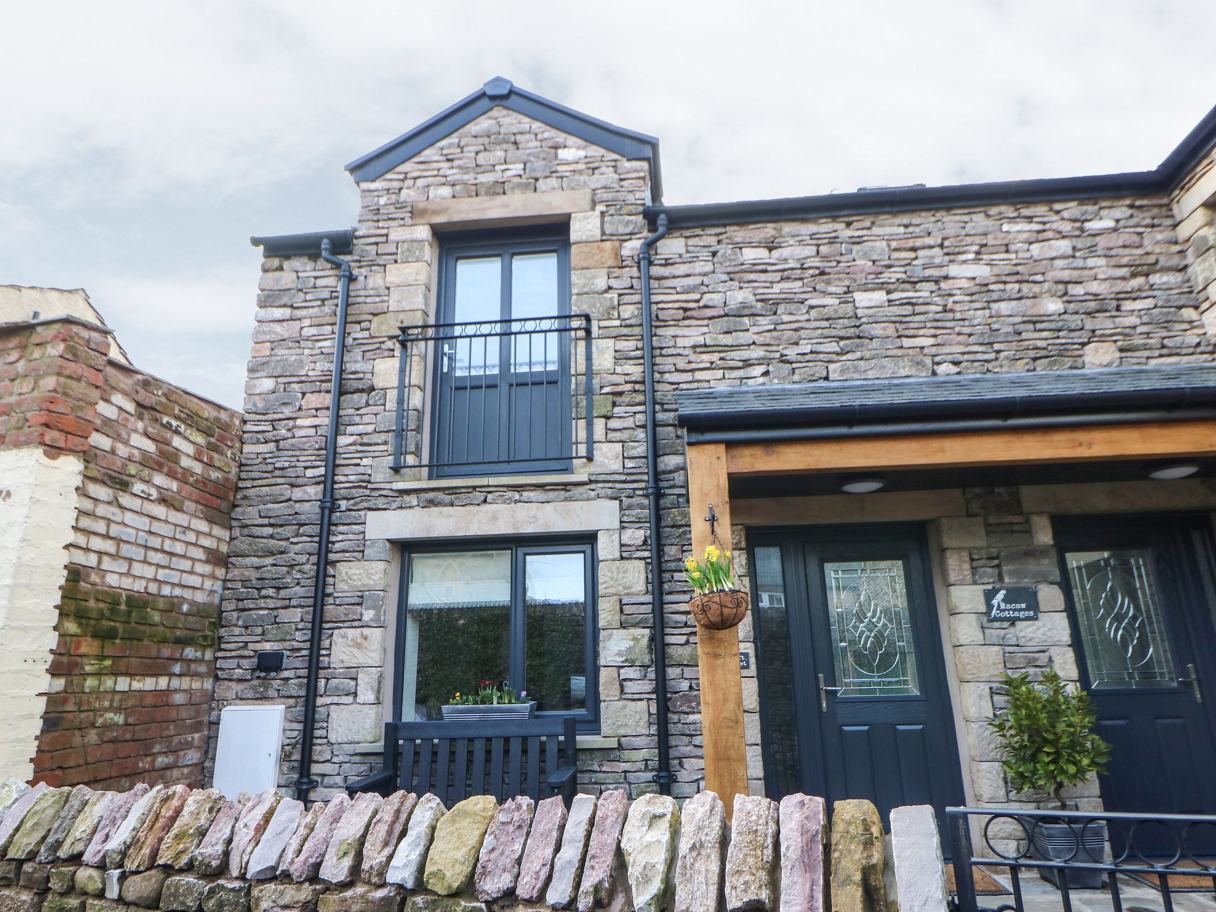 MACAW COTTAGES, NO. 4A, with a garden in Kirkby Stephen