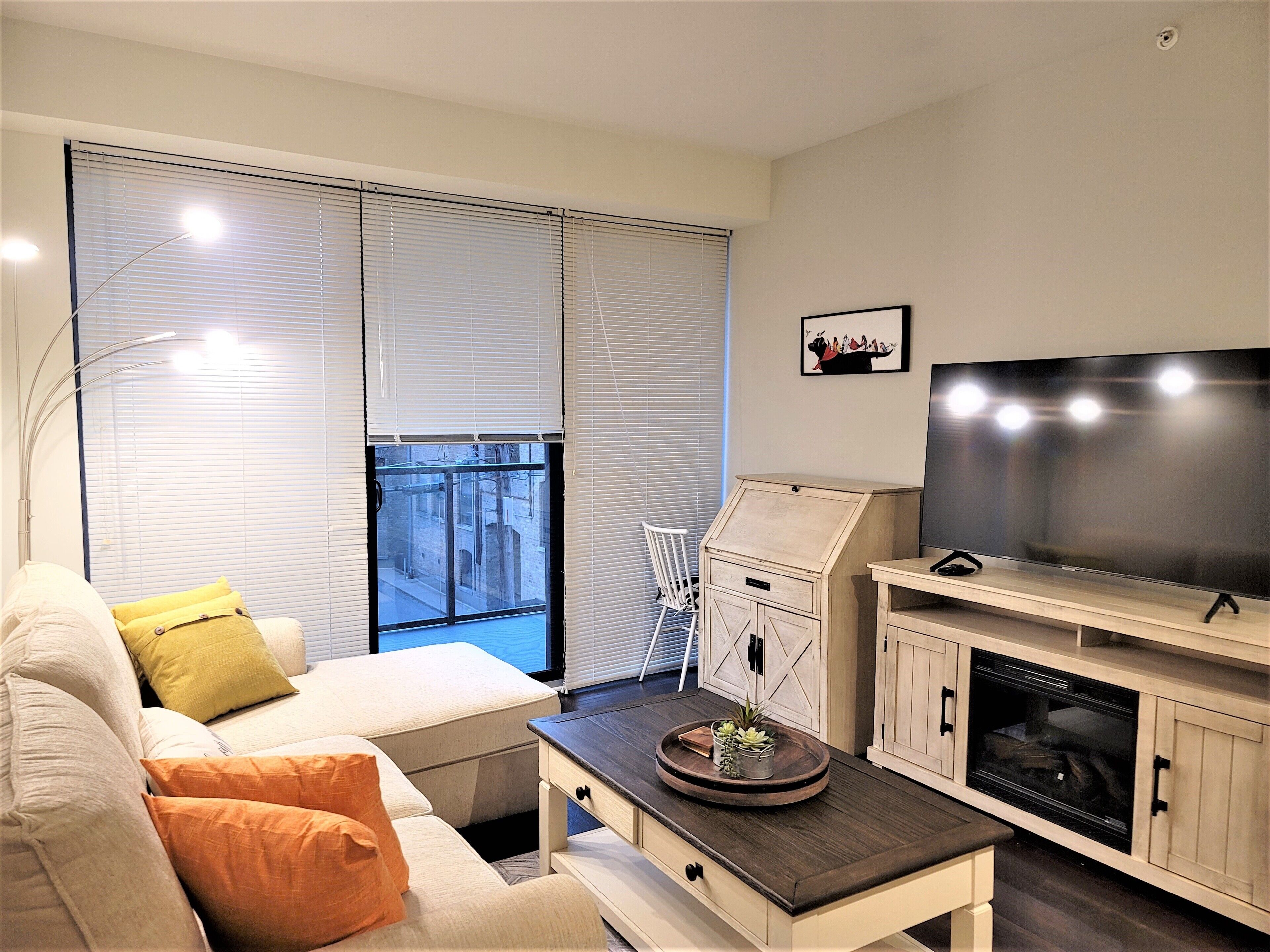 Executively Appointed Condo, w/resort amenities, IND GAR, Pool, Gym+ Biz Lounge