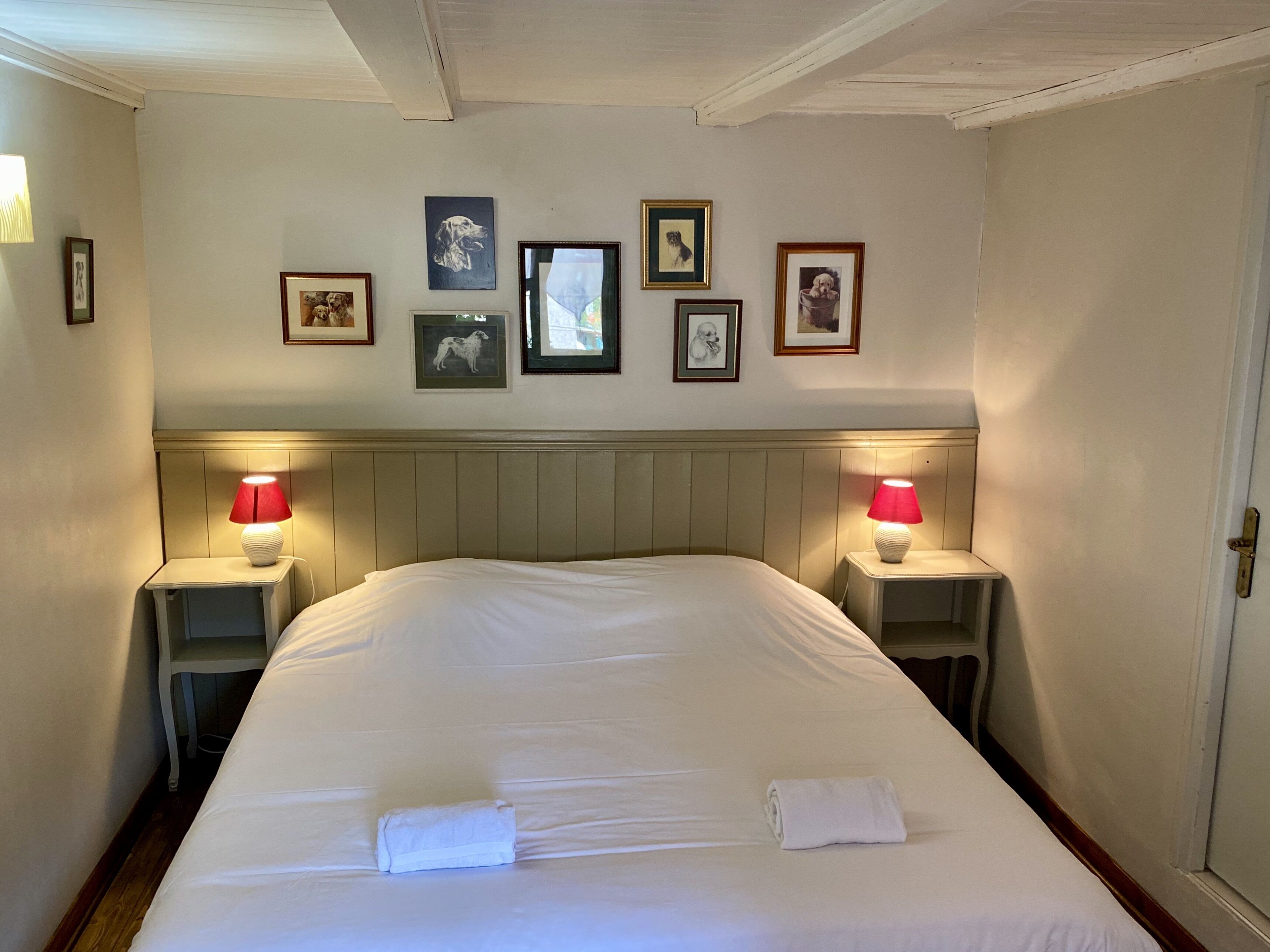 Double or Twin-Standard-Ensuite with Shower-Courtyard view-Myrtilles