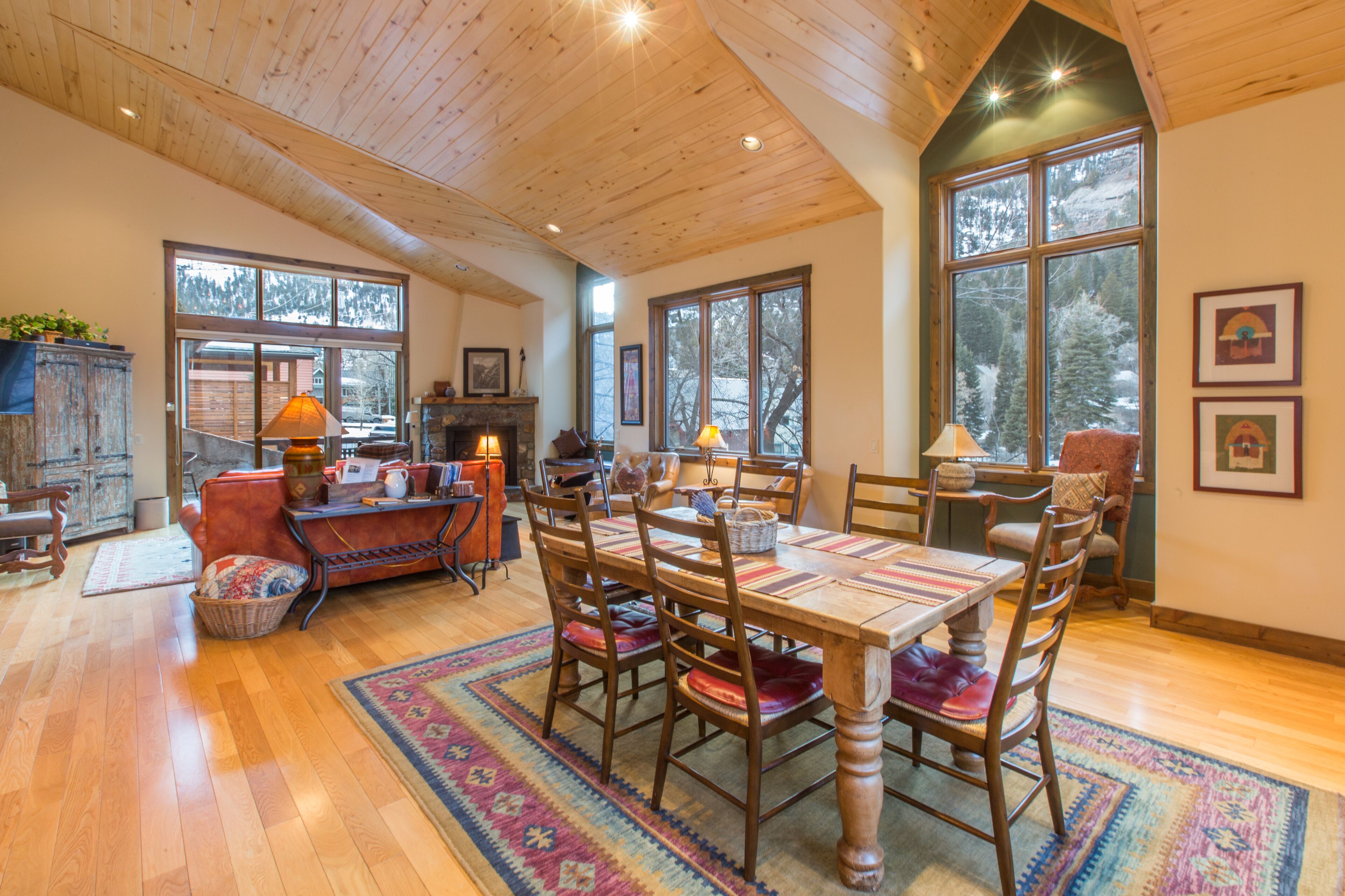 Luxury Condo - Blocks to Downtown - Private Deck