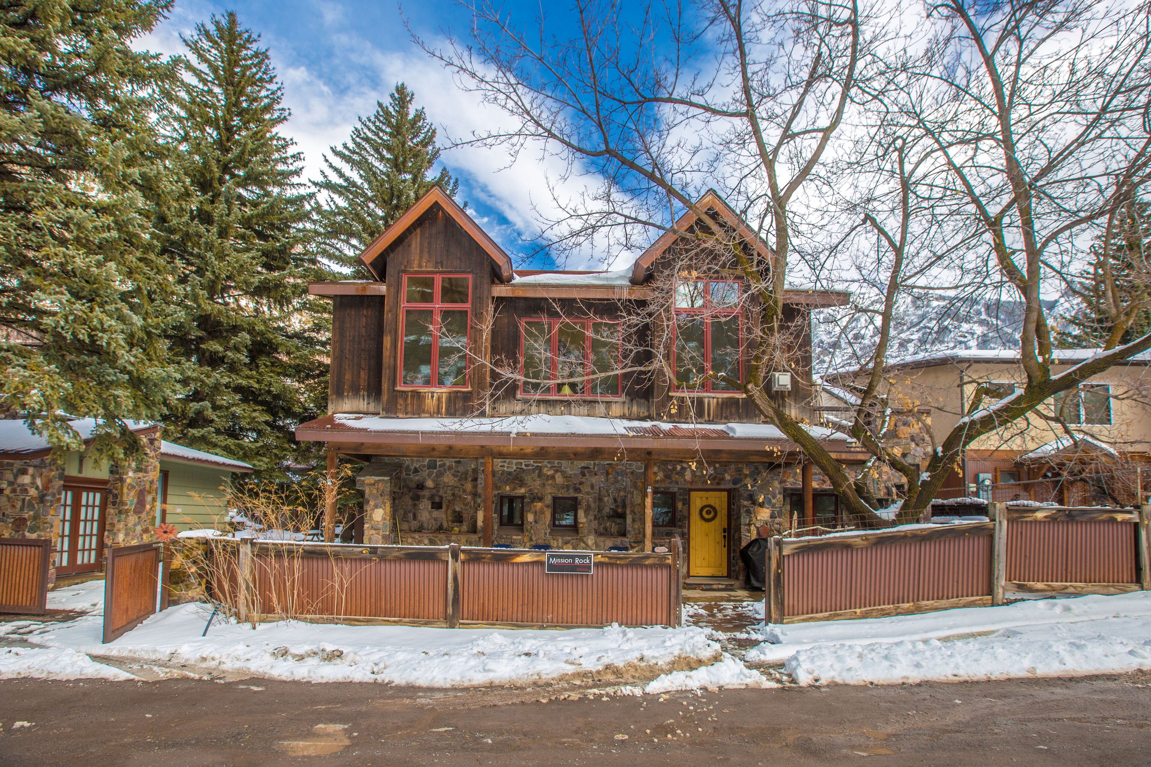 Unbeatable Location - Blocks to Downtown - Access to Outdoor Courtyard