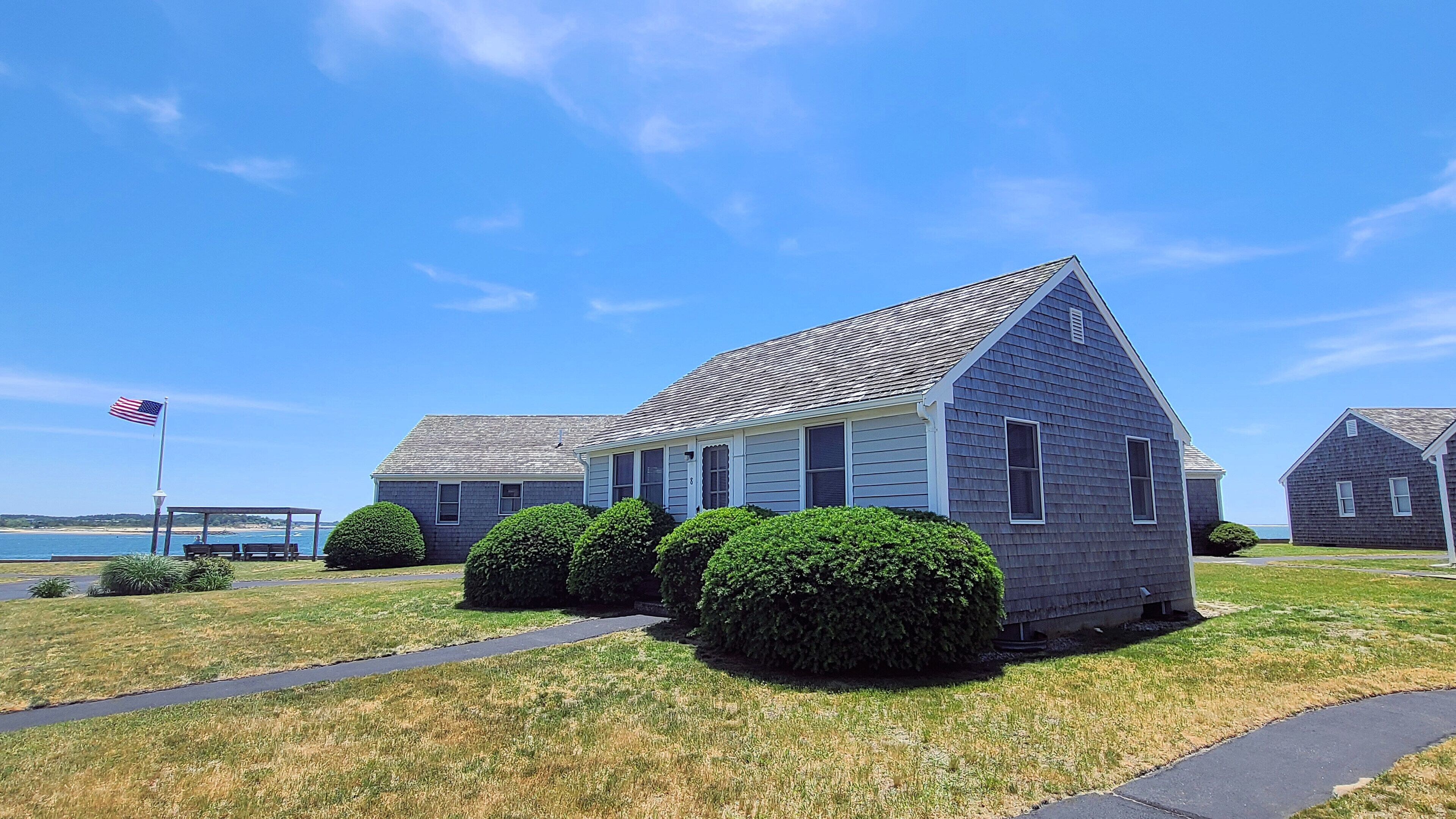 2BD Waterfront Cottage at Mayo Beach--Private Association Bay Beach, Walk to Town Pier