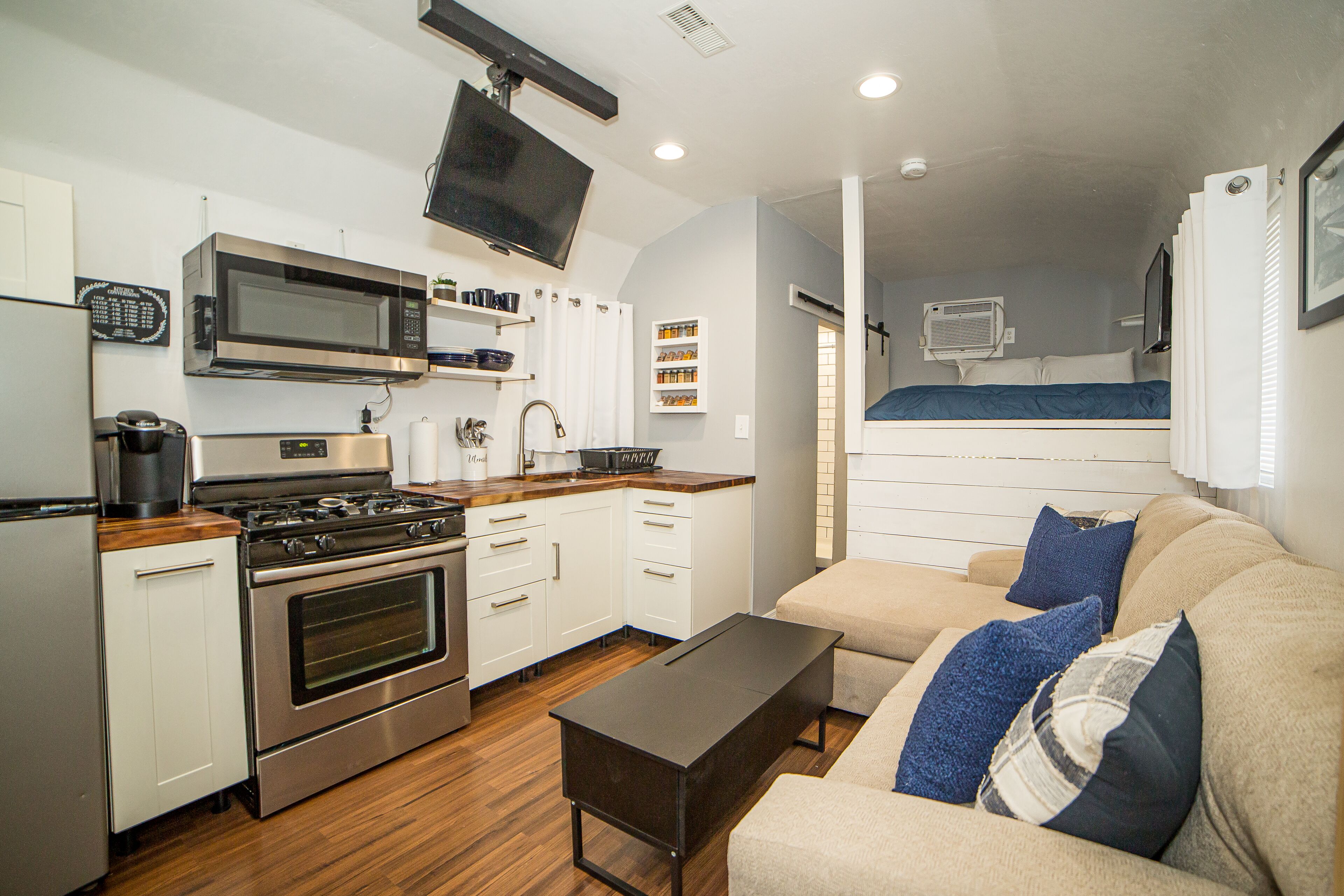 Casita On Curtis- Modern, Functional & Cozy