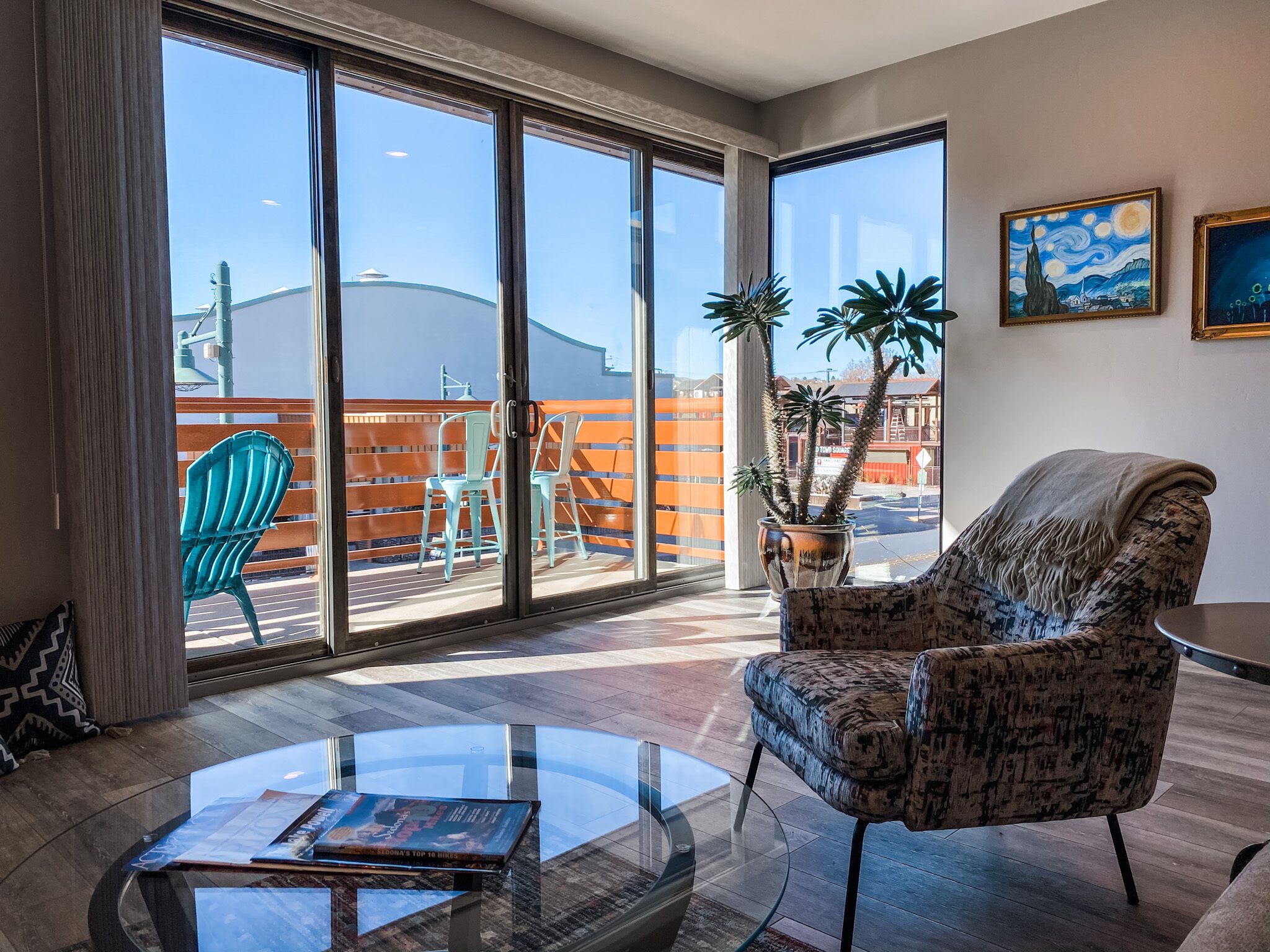 Main Street Loft (Luxury 2nd Floor Condo)