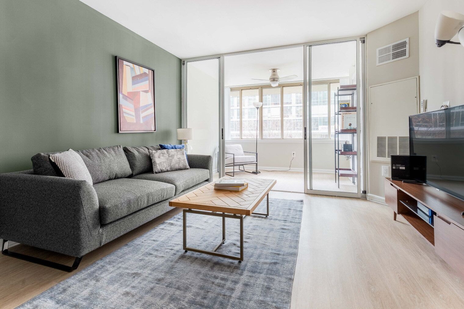 Mod Mount Vernon 1BR w/ Gym, Pool, W/D, nr. Chinatown, by Blueground