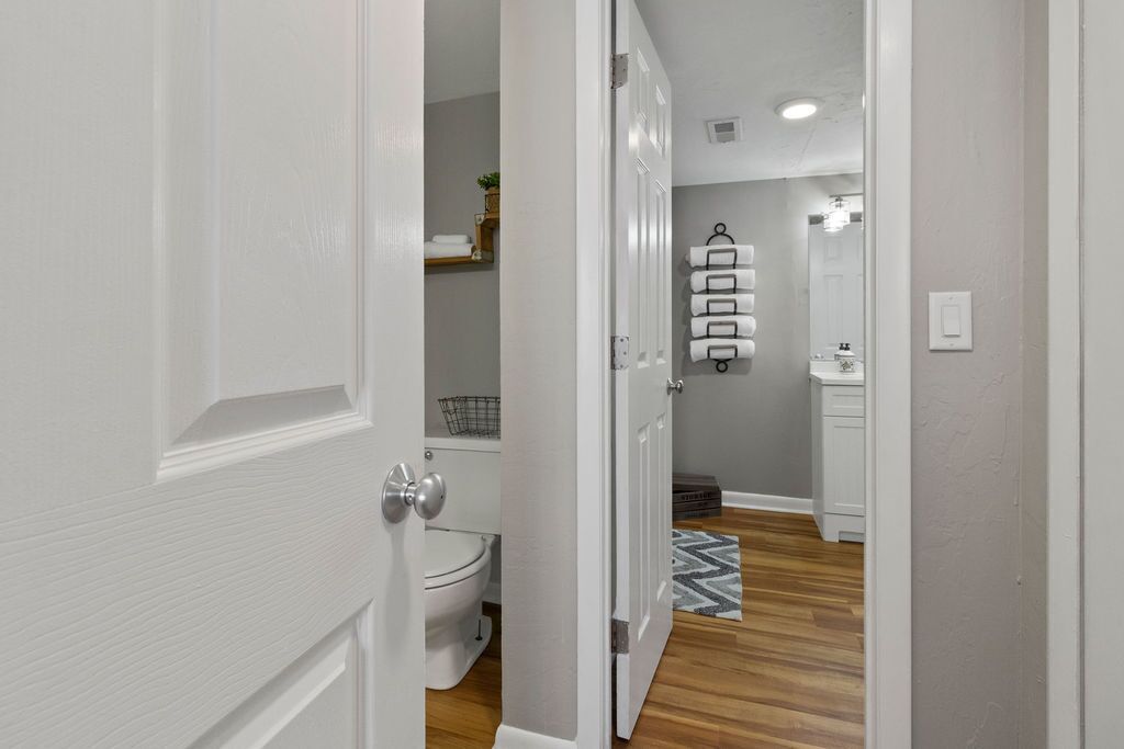 Cozy Coastal Farmhouse Beach condo w/ pool