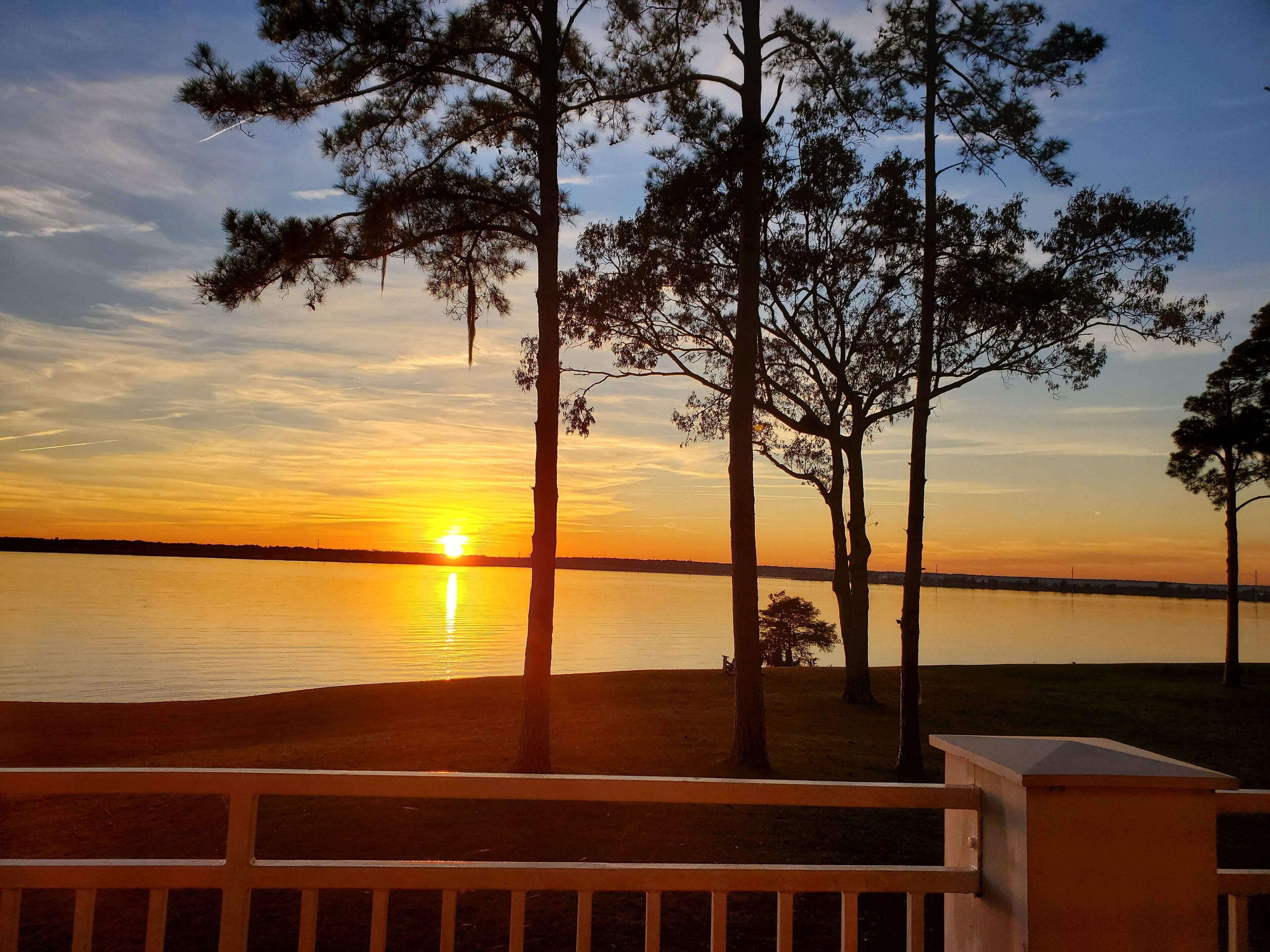 ☀️ Sunset Oasis - Lakefront Condo 🚤