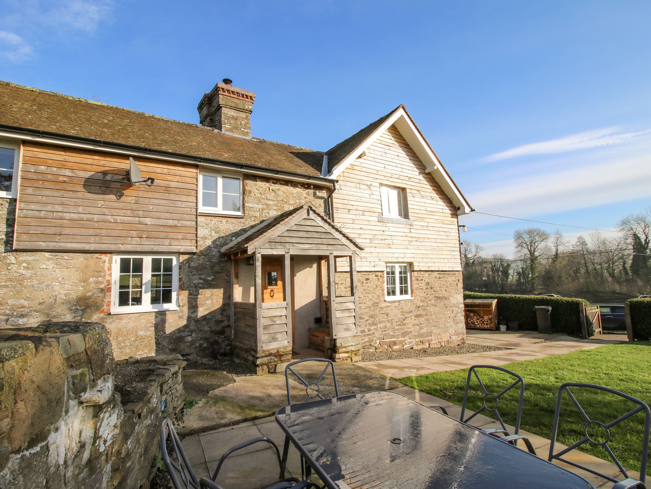 LITTLE BICTON, pet friendly, with hot tub in Clun