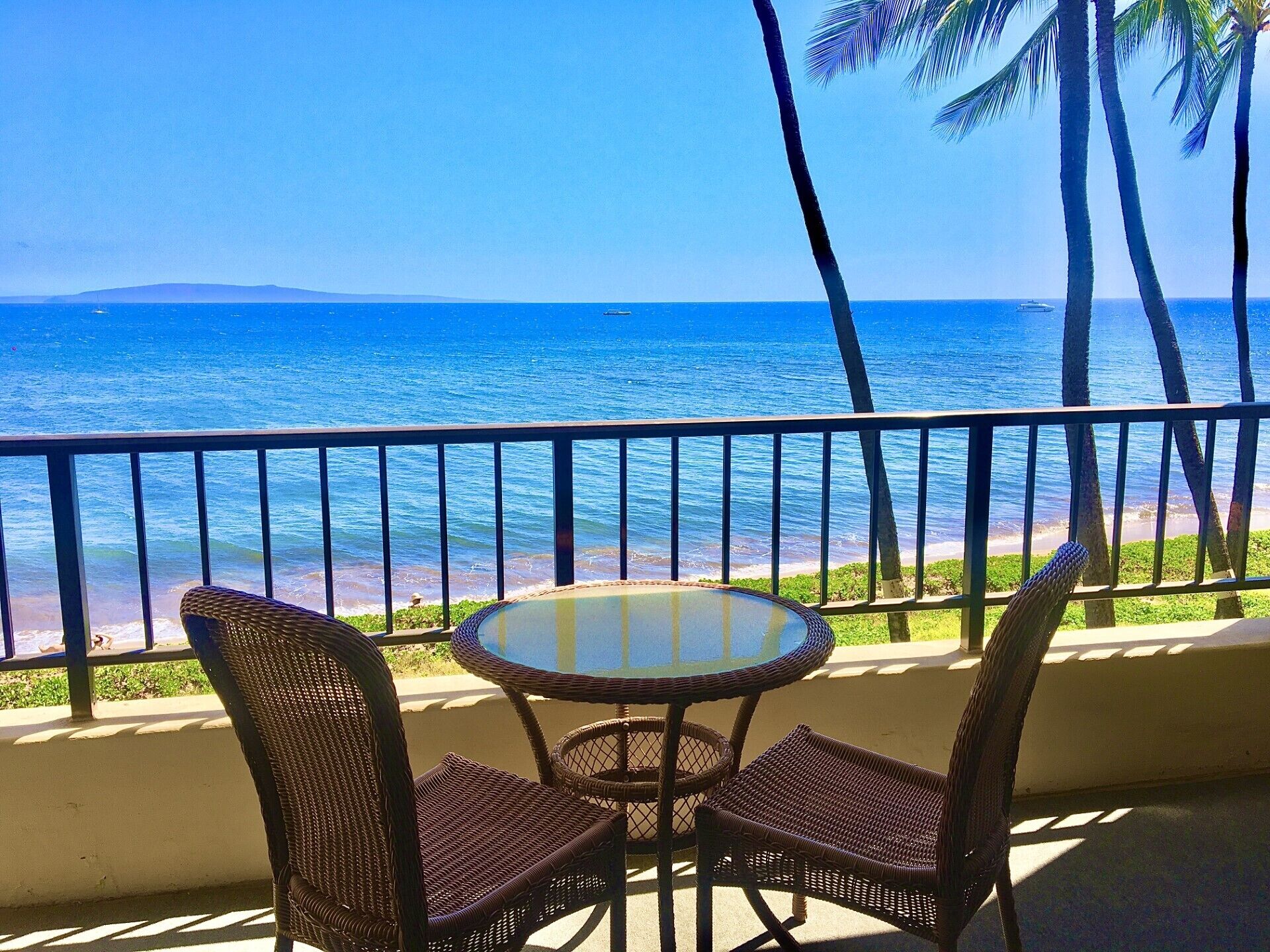 Beautiful Beachfront 1/1 condo on the sandy beach with free parking & W/D