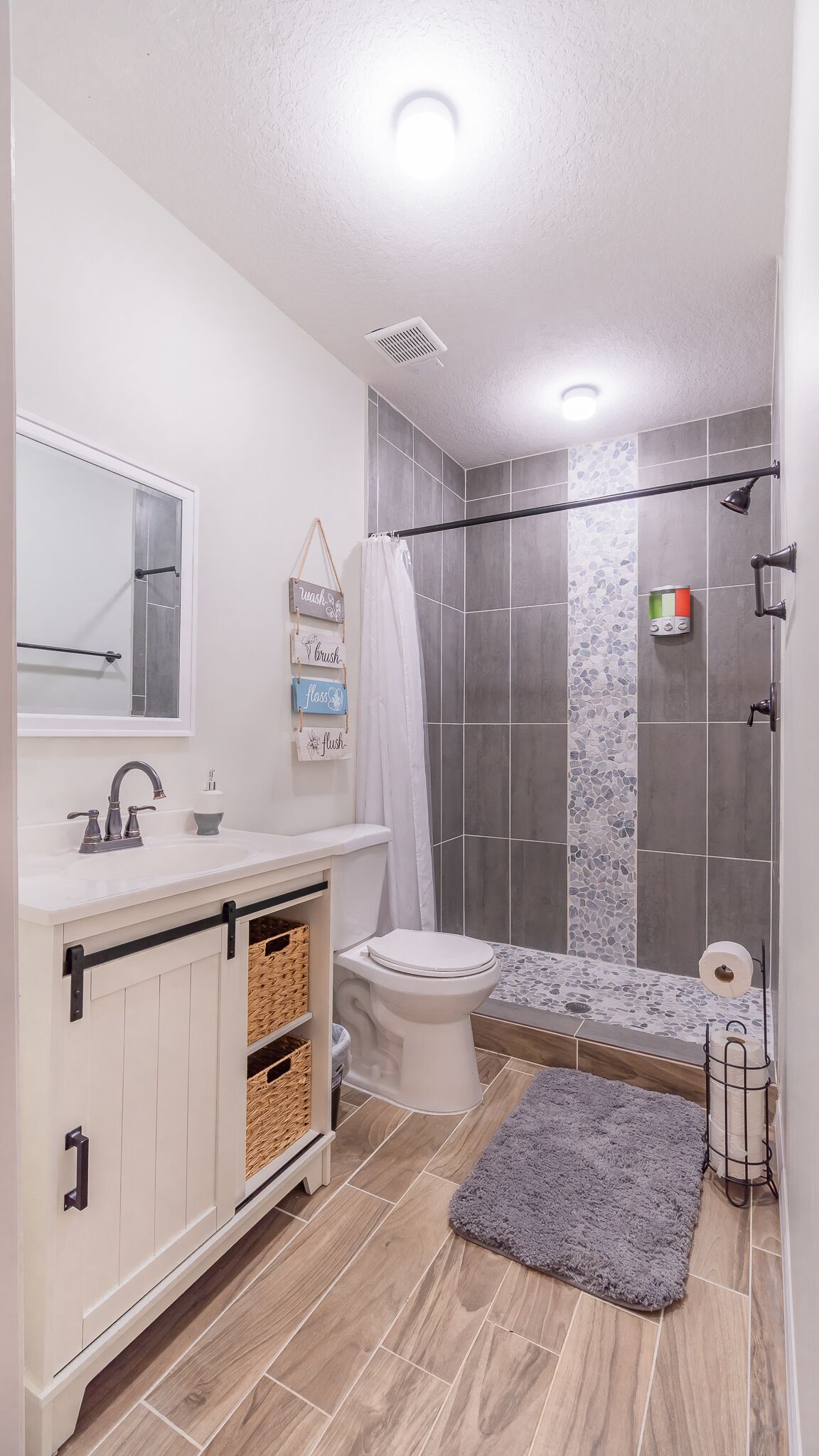 " Rustic Retreat " Modern In Law Suite W/Full Kitchen  