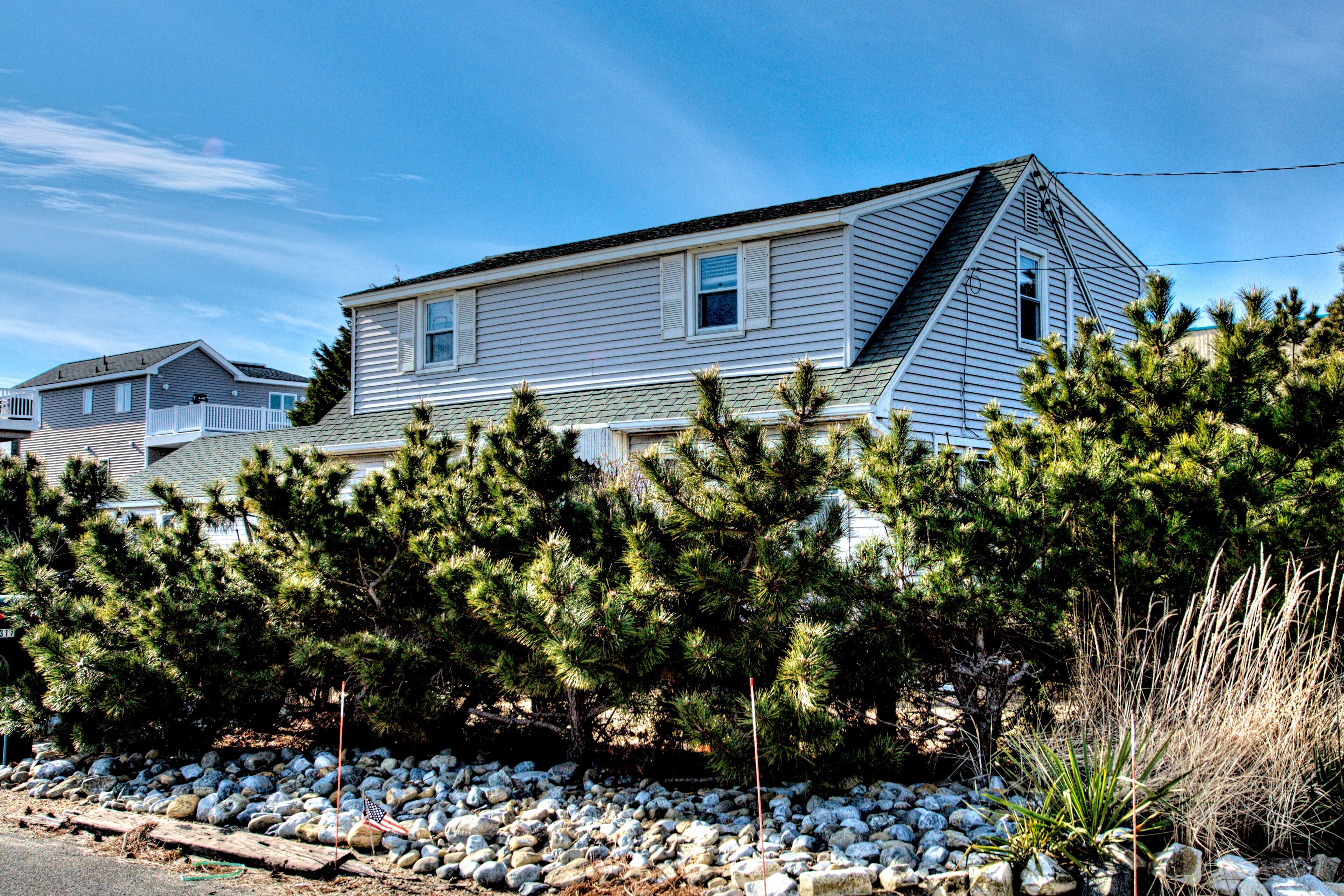 Newly Renovated, Rustic Decor Surf City Apartment.