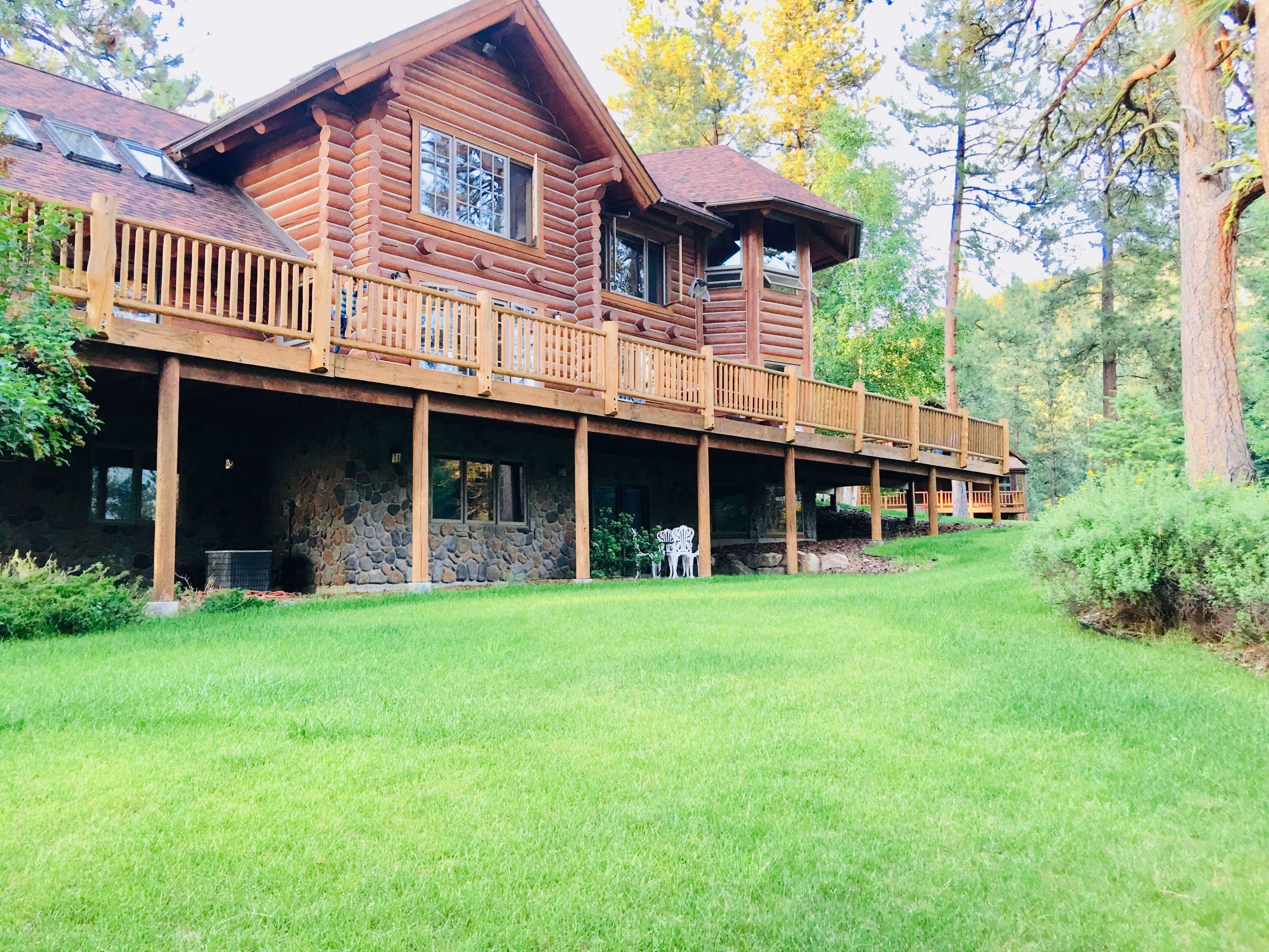 Guest suite attached to log home estate