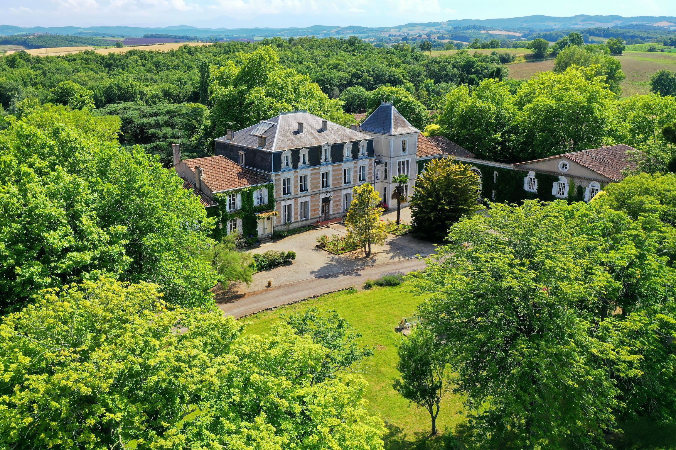 Château Saint-Joseph: large gite surrounded by nature with swimming pool