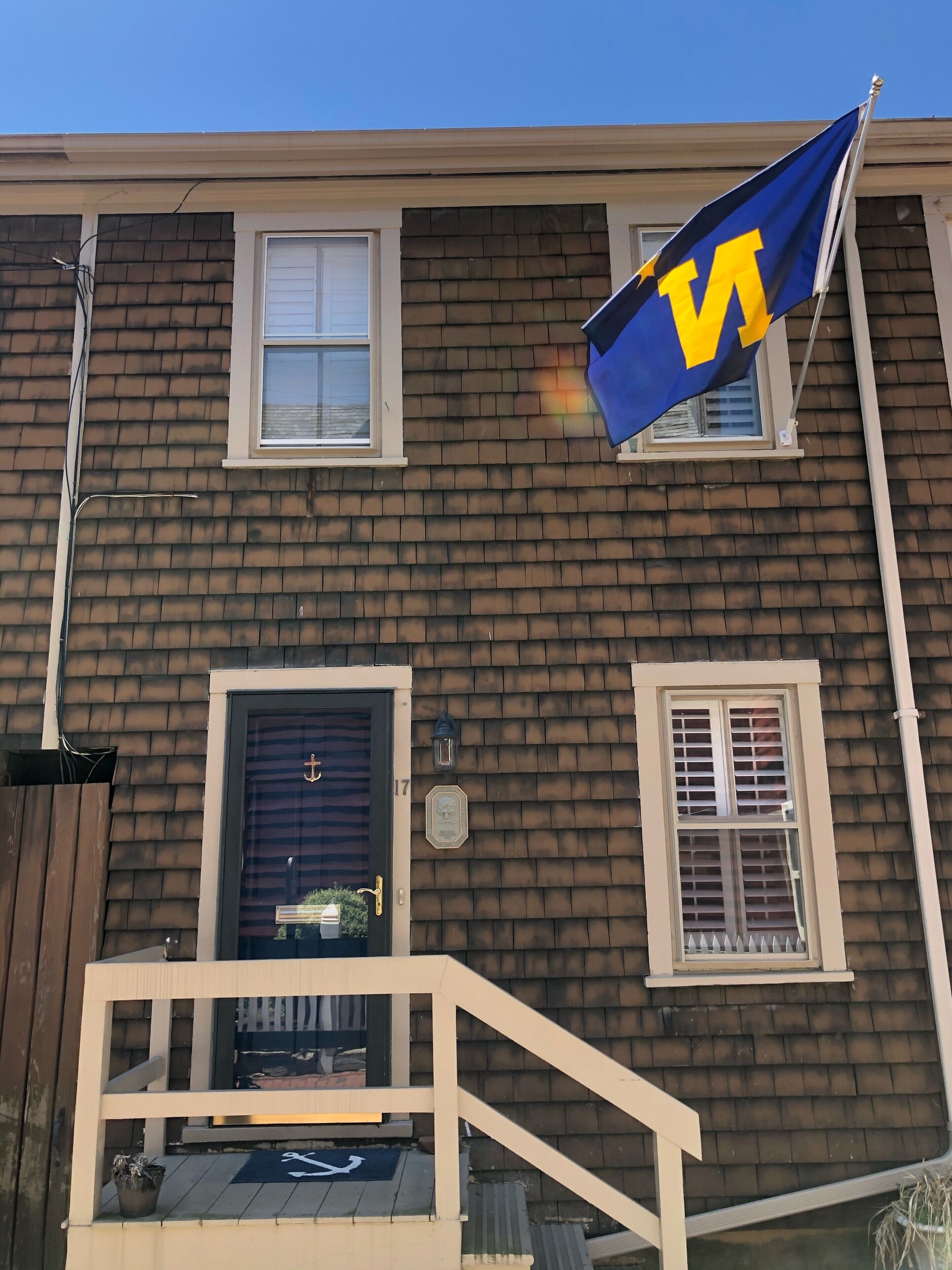Beautifully updated Annapolis Historic District rowhome w/ parking and rooftop deck
