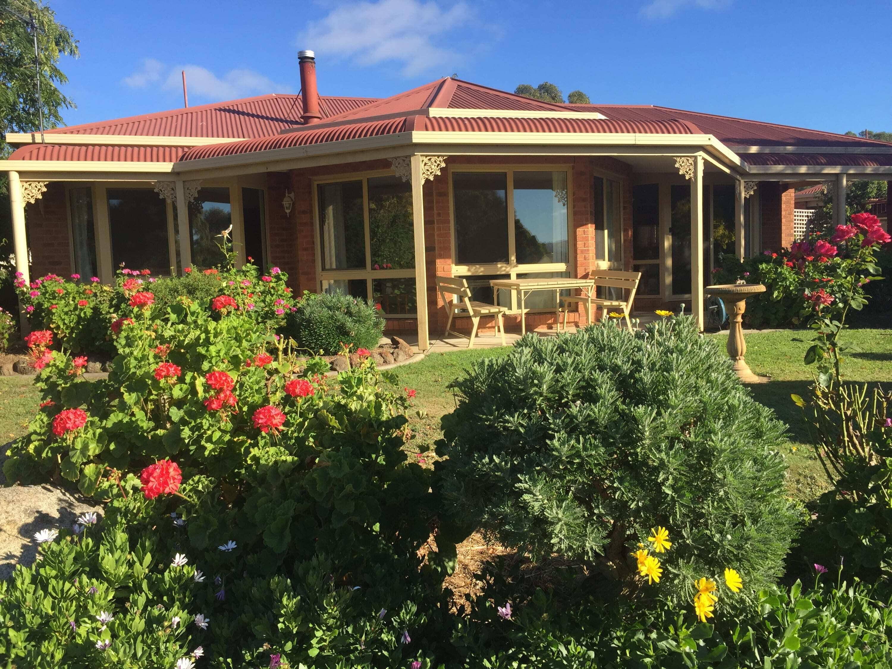 Ravenswood Retreat Farmstay with friendly animals
